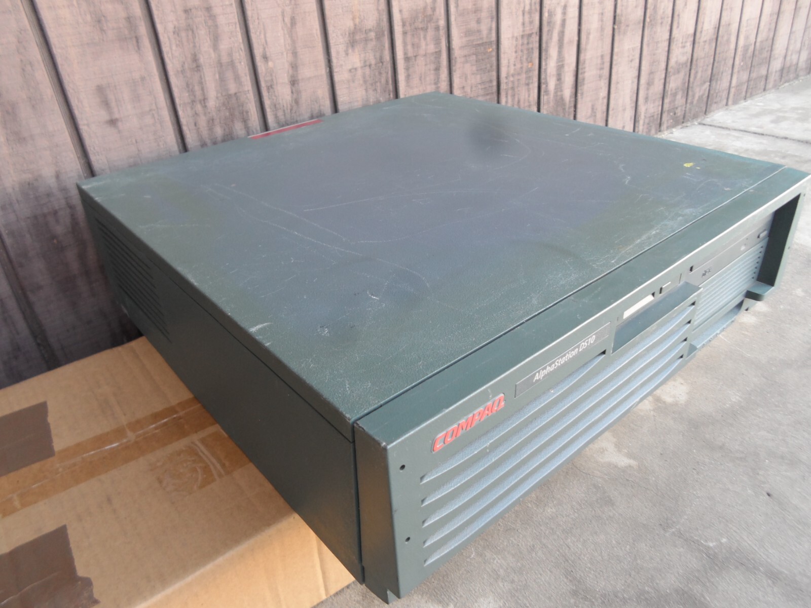 HP Compaq DEC AlphaServer 3X-73BAA-AA Alpha Server DS10 EV67 / 600MHz FDD CDROM