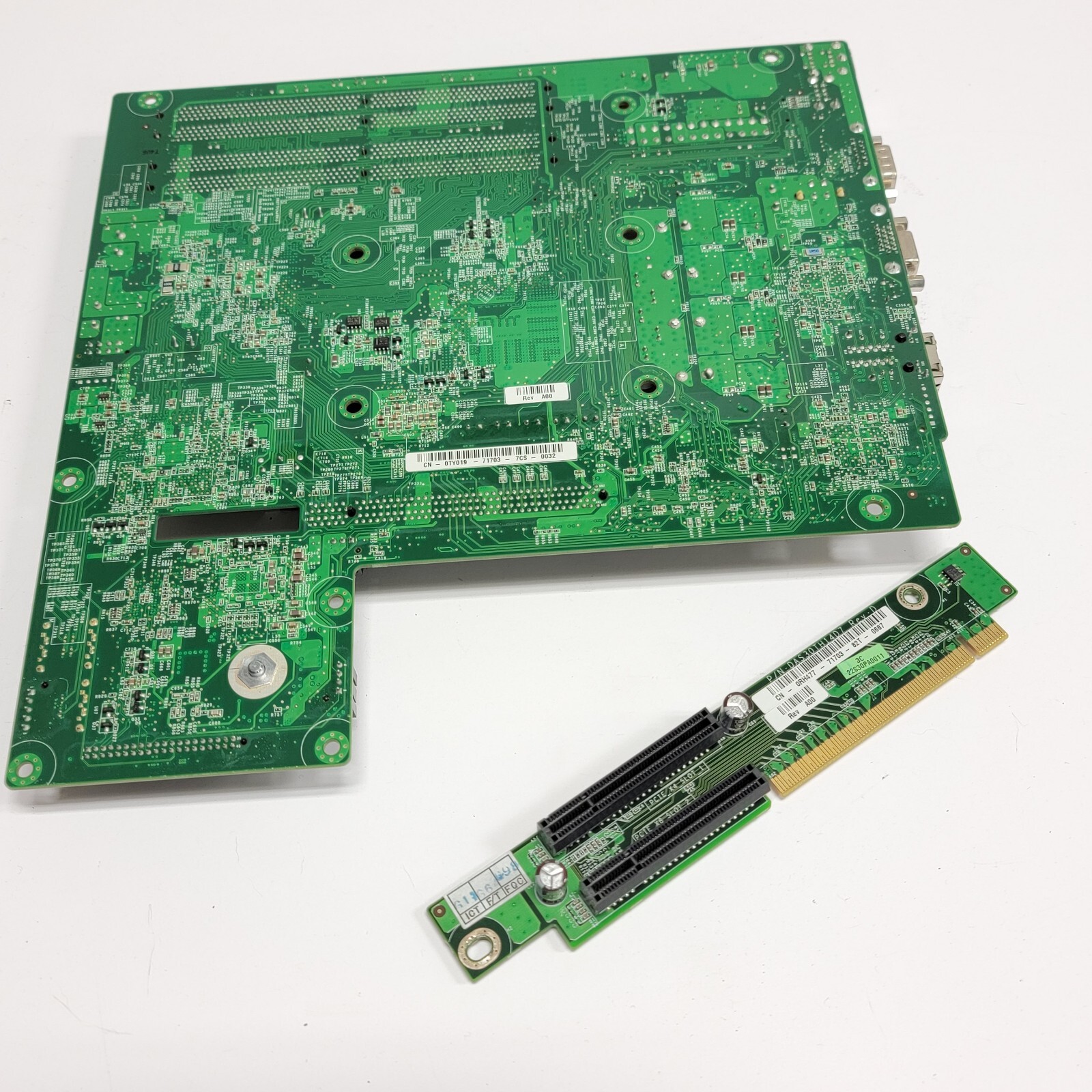 CN-0TY019-71703-7CS-0032 CN-0RH477-71703-82T-0687 from Dell PowerEdge R200 SVP
