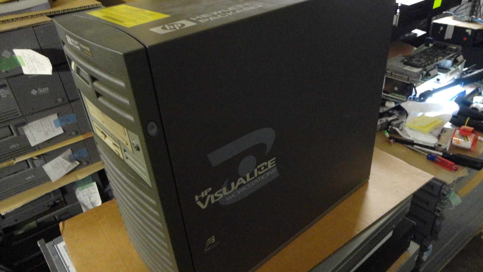 HP VISUALIZE B1000 Workstation 768mb (NoHDD )CD-ROM FX4 DVI PA8500 300Mhz A4985A