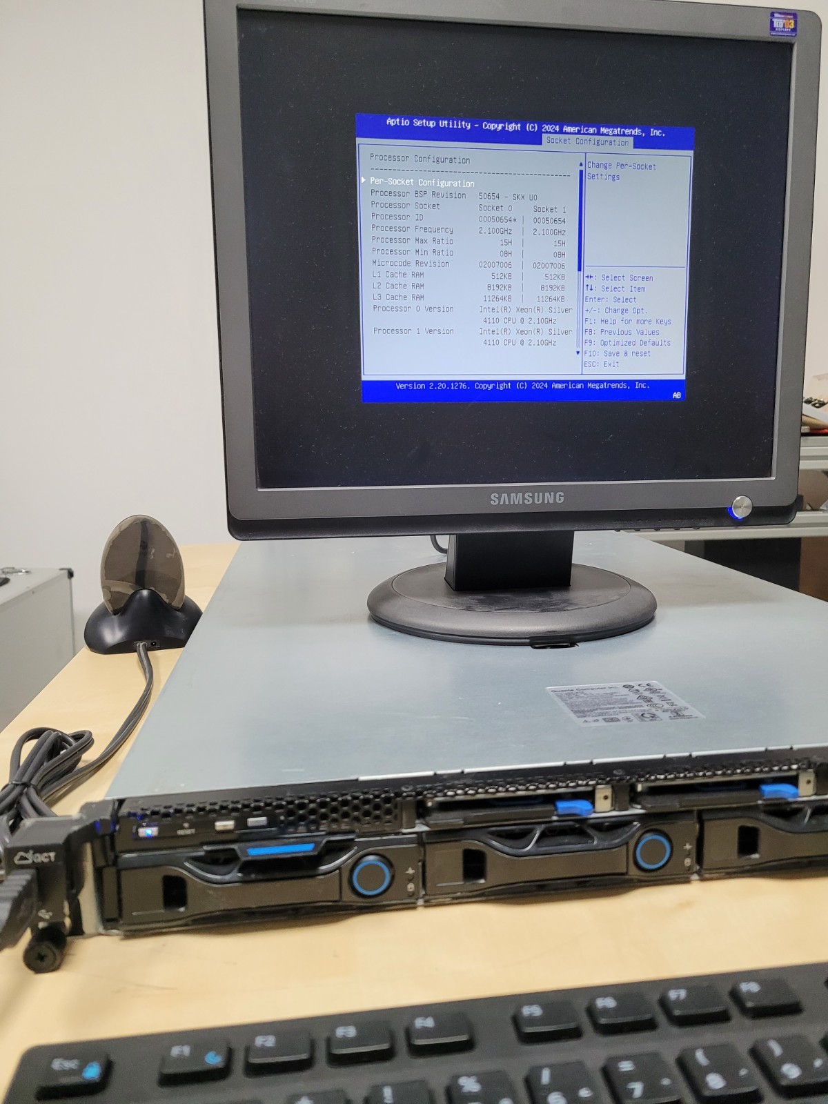 QuantaGrid D52B-1U NVMe/SAS/SATA , 2x Xeon Silver, 128GB, dual 10Gbit, SAS 3216