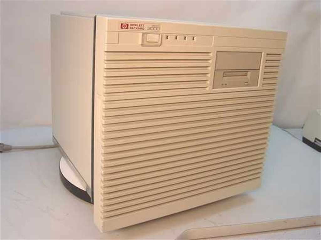 HP A2421A HP3000 / 957RX 4 Slot Server – No HDD, 32MB, Bad Tape Drive – Vintage