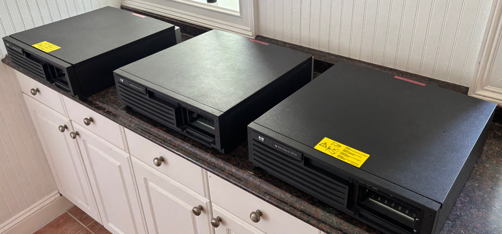 HP AlphaServer DS15 with 1Gb RAM 1GHz DH-75CAA-AA with 2 x ATI Radeon 7500