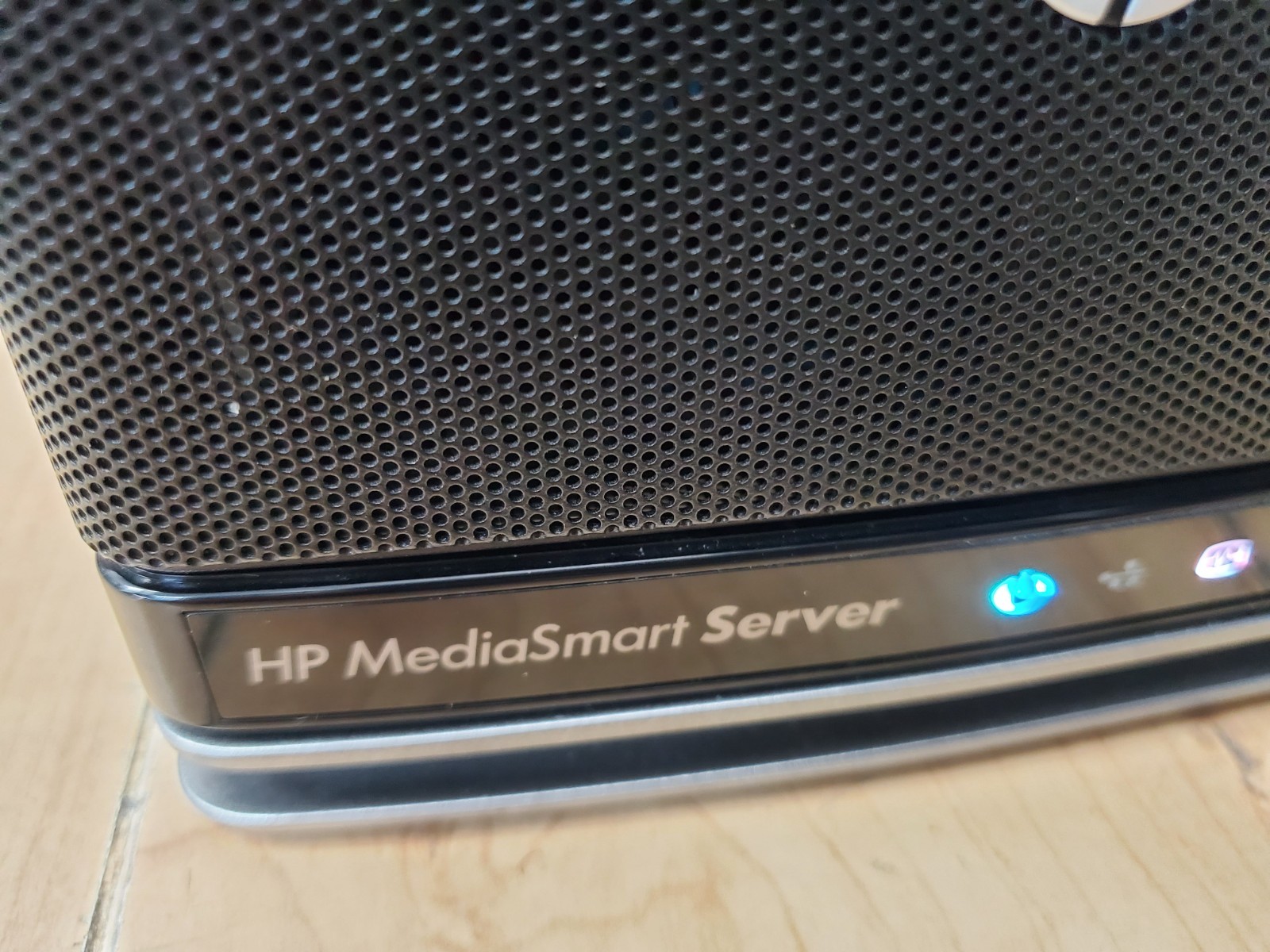 HP EX495 MediaSmart Server No Hard Drives Powers On