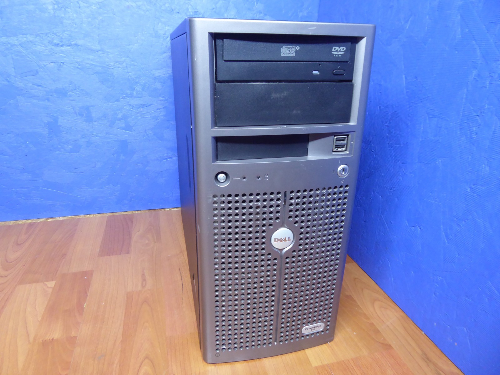 DELL POWEREDGE 840 TOWER SERVER PENTIUM D 2.8GHz 4GB XM091 WH113