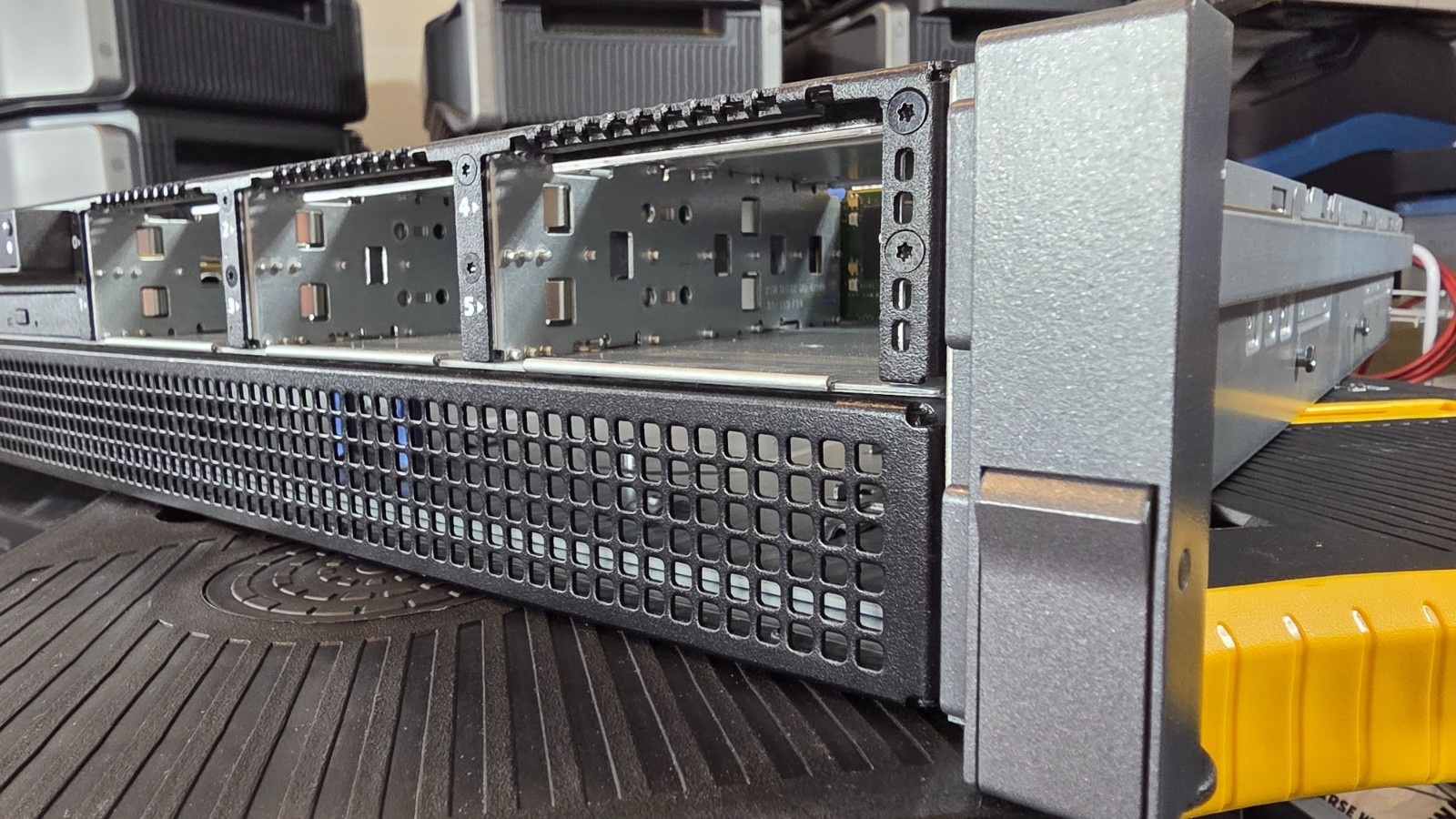 Dell PowerEdge R715, 2*AMD 6168 1.90GHz 24C, 16GB Ram, iEnterprise, No Ctrlr/HDs