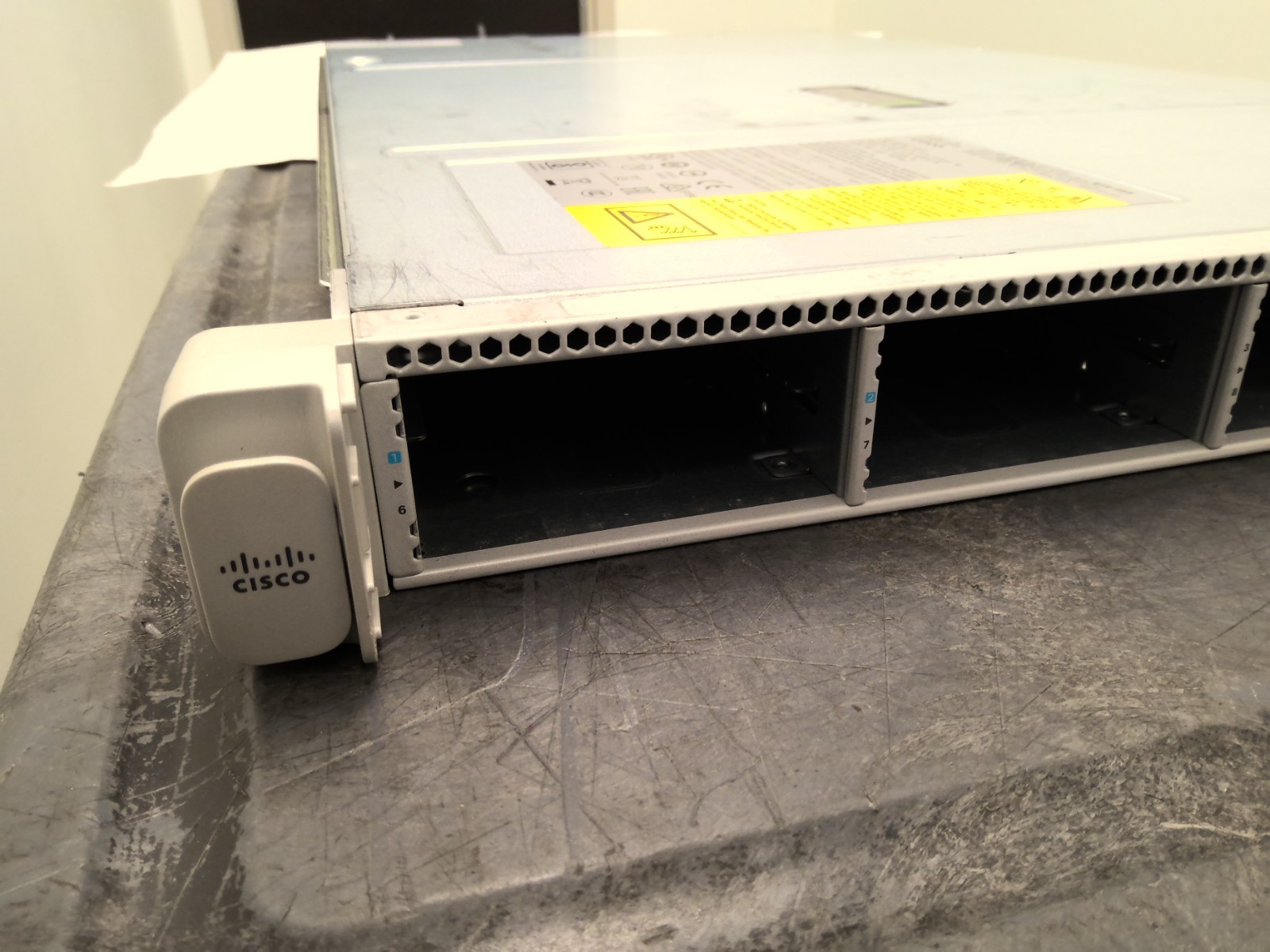 CISCO UCSC-C220-M5SX INTEL bronze 3104 6c X2 / 96GB NO HDD 770W X2 WZP234316YR