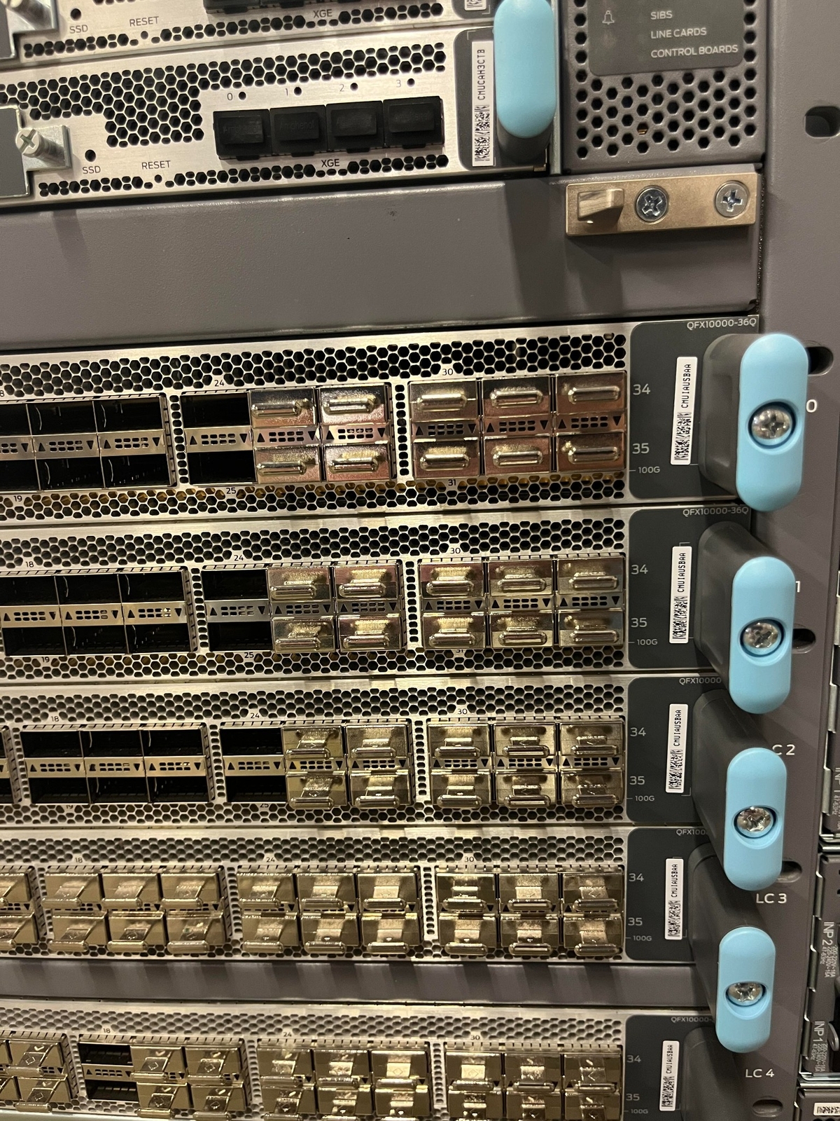 Juniper Networks QFX10008 2x QFX10000-30C 2x QFX10000-RE 5x QFX10000-36Q Switch