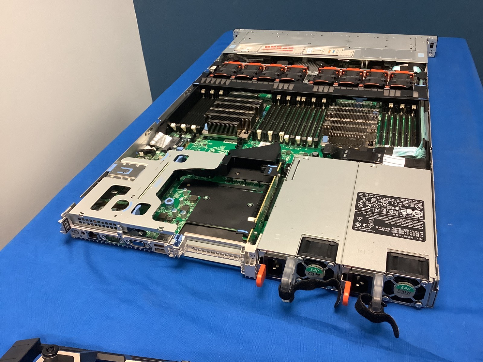 Dell R640 0W23H8 – 10 x 2.5″ bays. 8xFans,2xHeatsink,2x750w,1xBossController