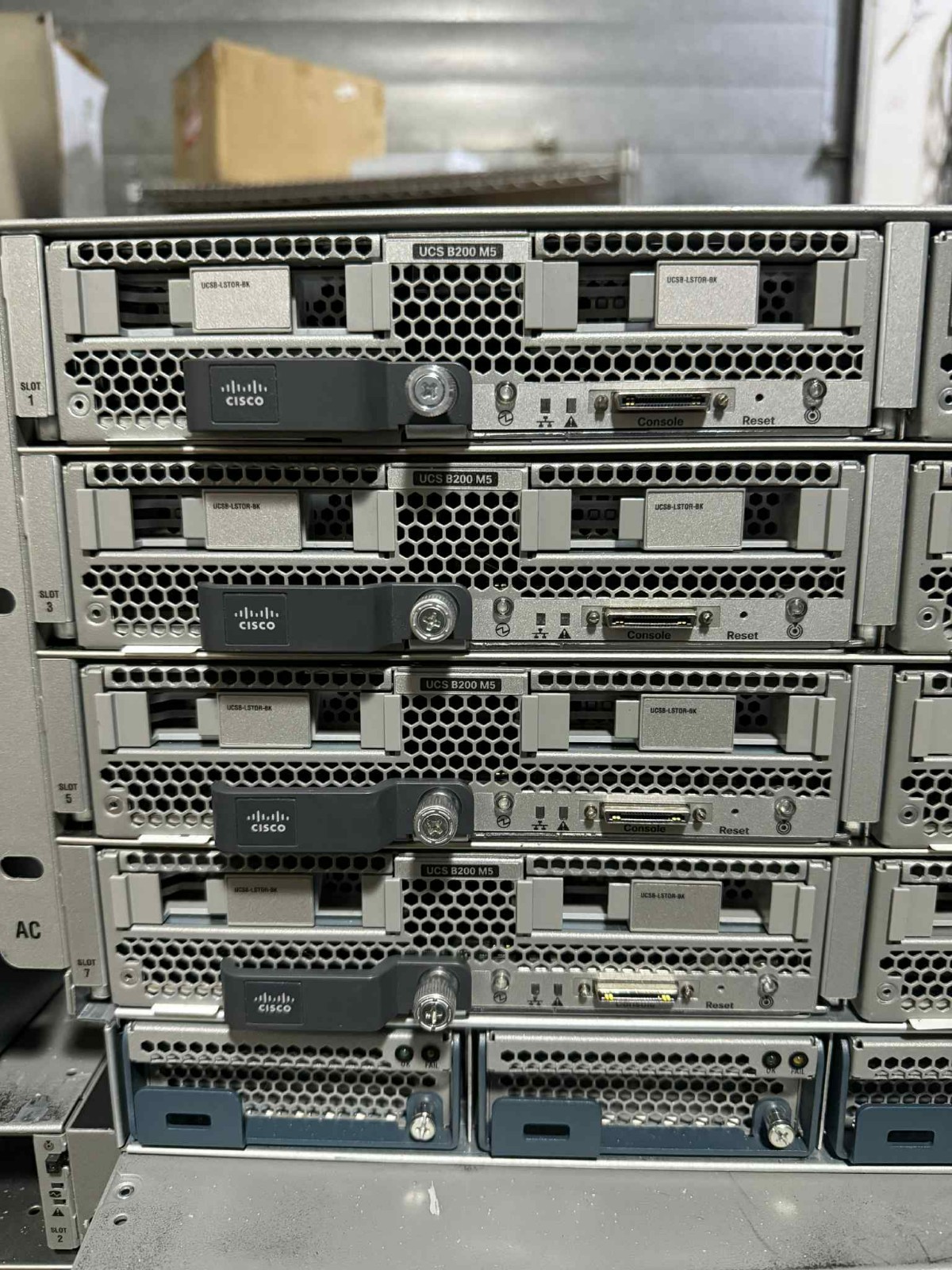 Cisco UCSB-5108-AC2 6RU Blade Server Chassis 4PS 8 FANS 8x UCS B200 B5 Blades
