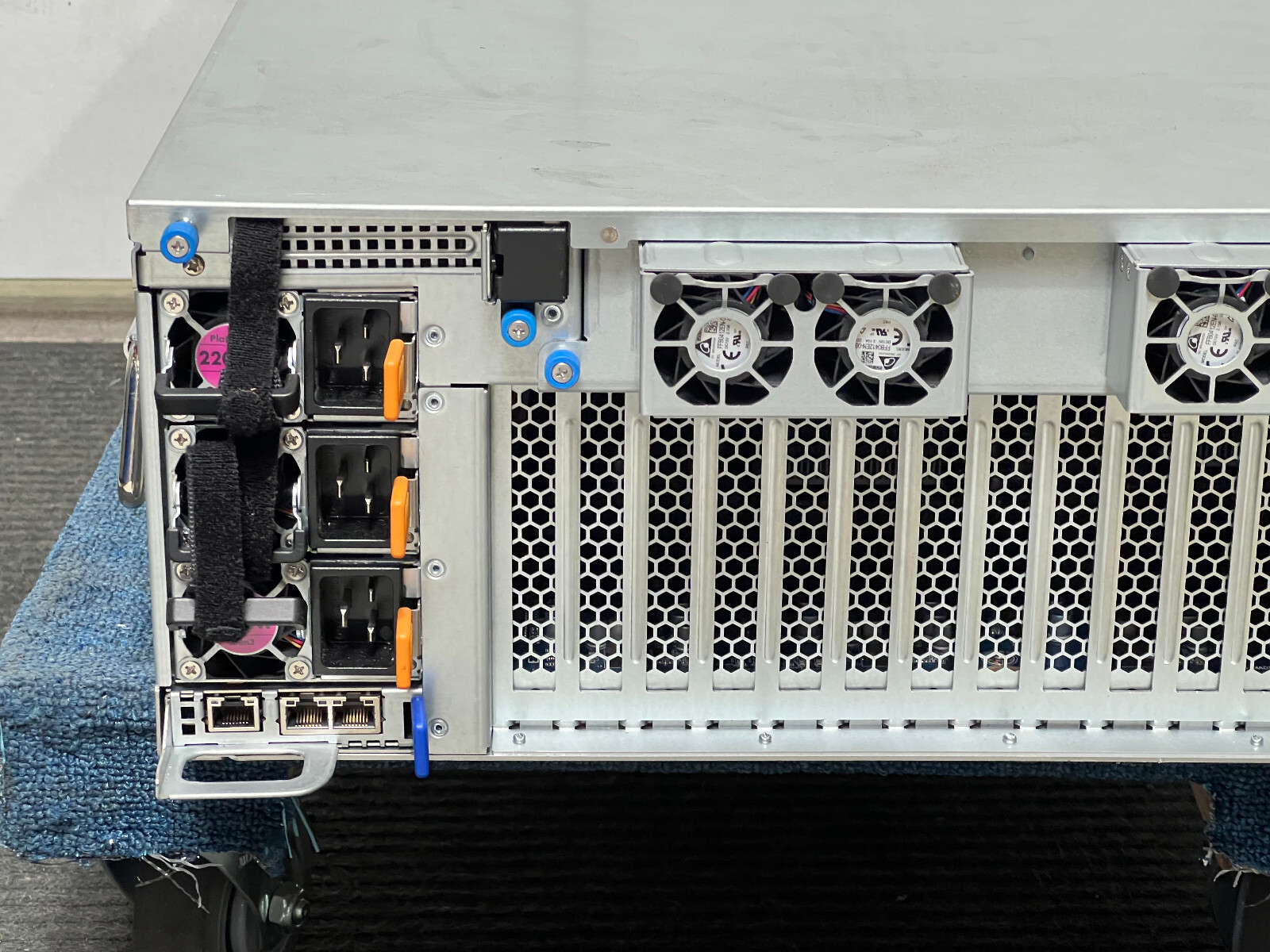Penguin Computing Relion XE4118GT / MG61-G40 Server Barebone no CPU , RAM , HDD