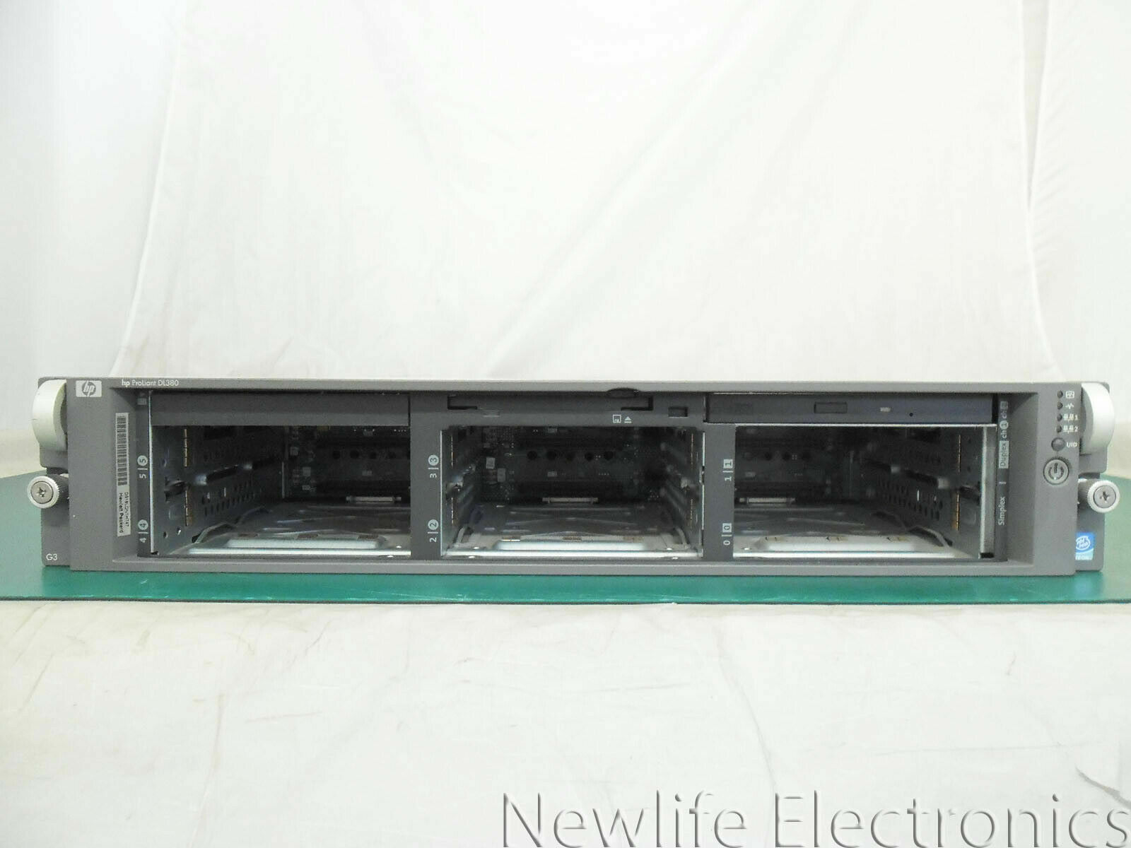 HP 301111-001 ProLiant DL380 G3 Server (2 x 2.8 GHz CPU/1 GB RAM/No Drives)