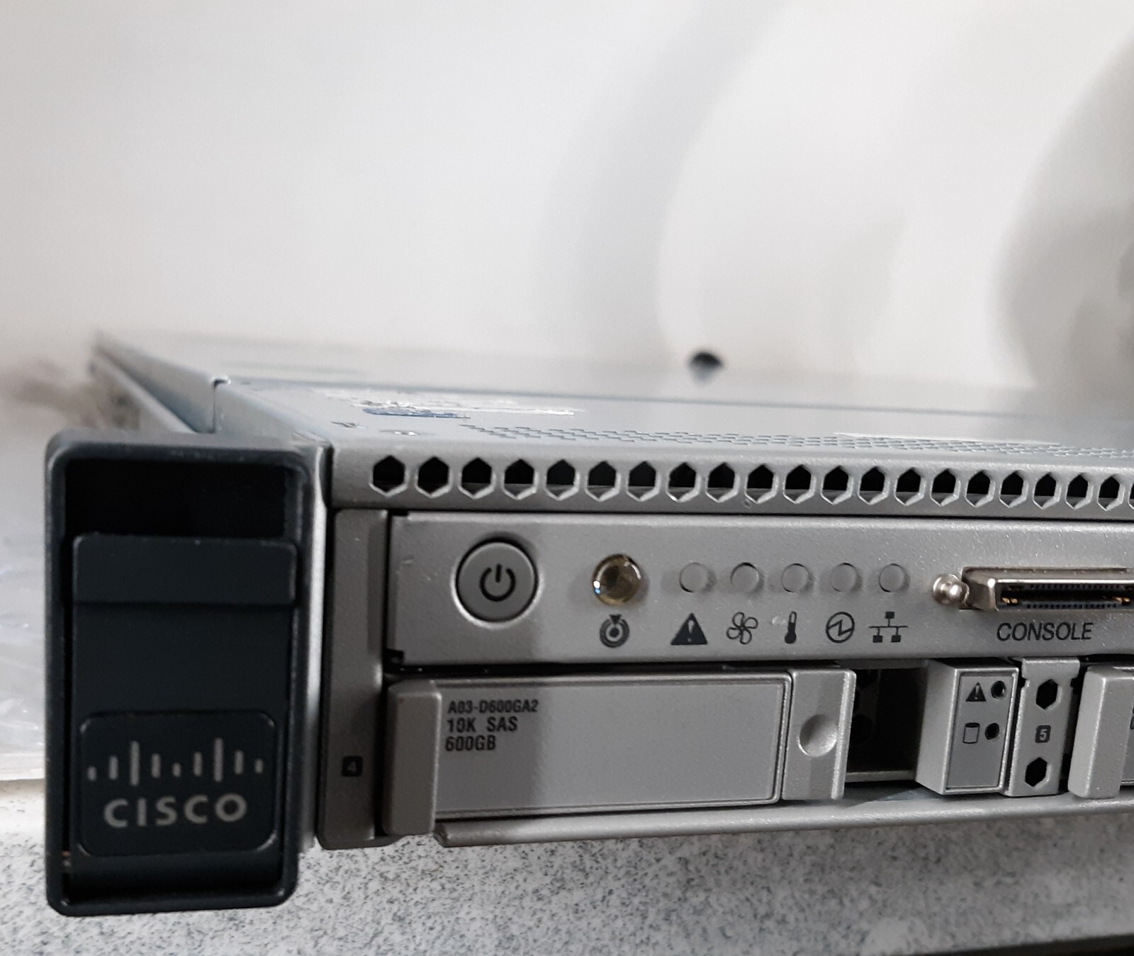 Cisco UCSC-C220-M3SBE Server Intel Xeon E5-2609 NO RAM HDD w/ 2x 650w PSU