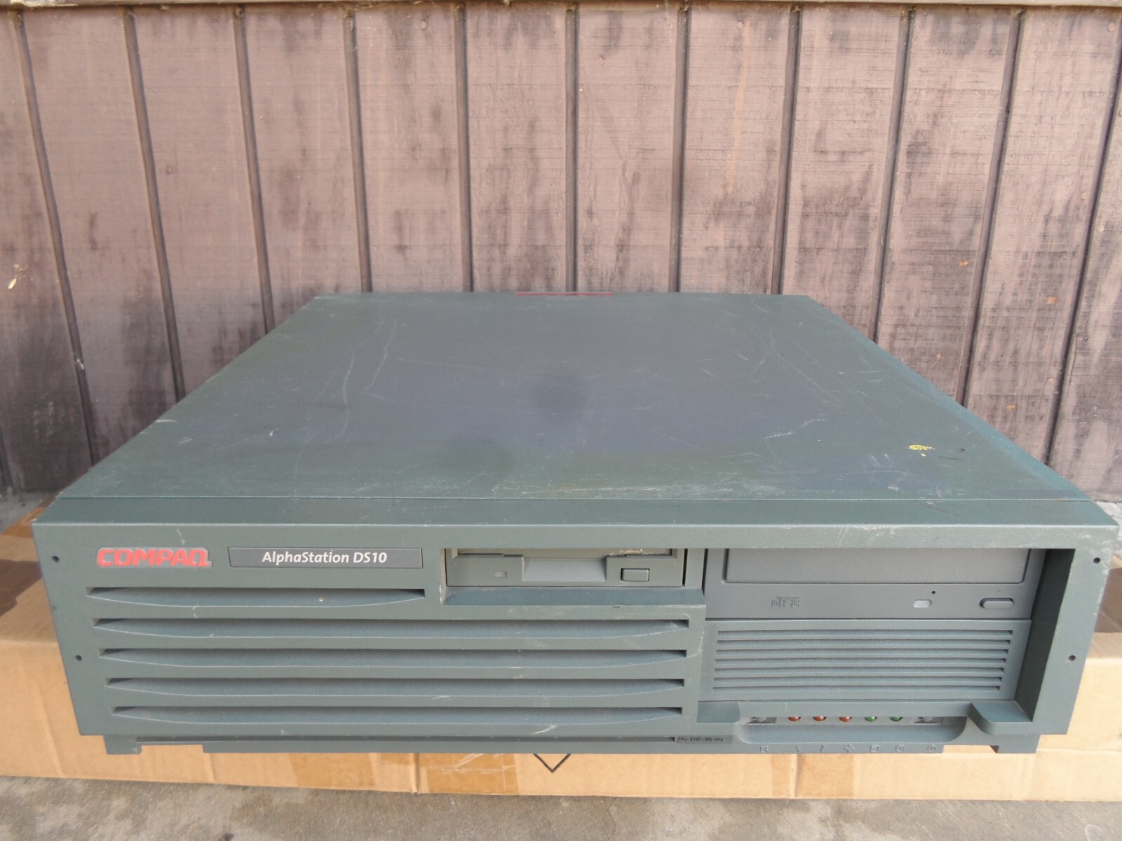 HP Compaq DEC AlphaServer 3X-73BAA-AA Alpha Server DS10 EV67 / 600MHz FDD CDROM