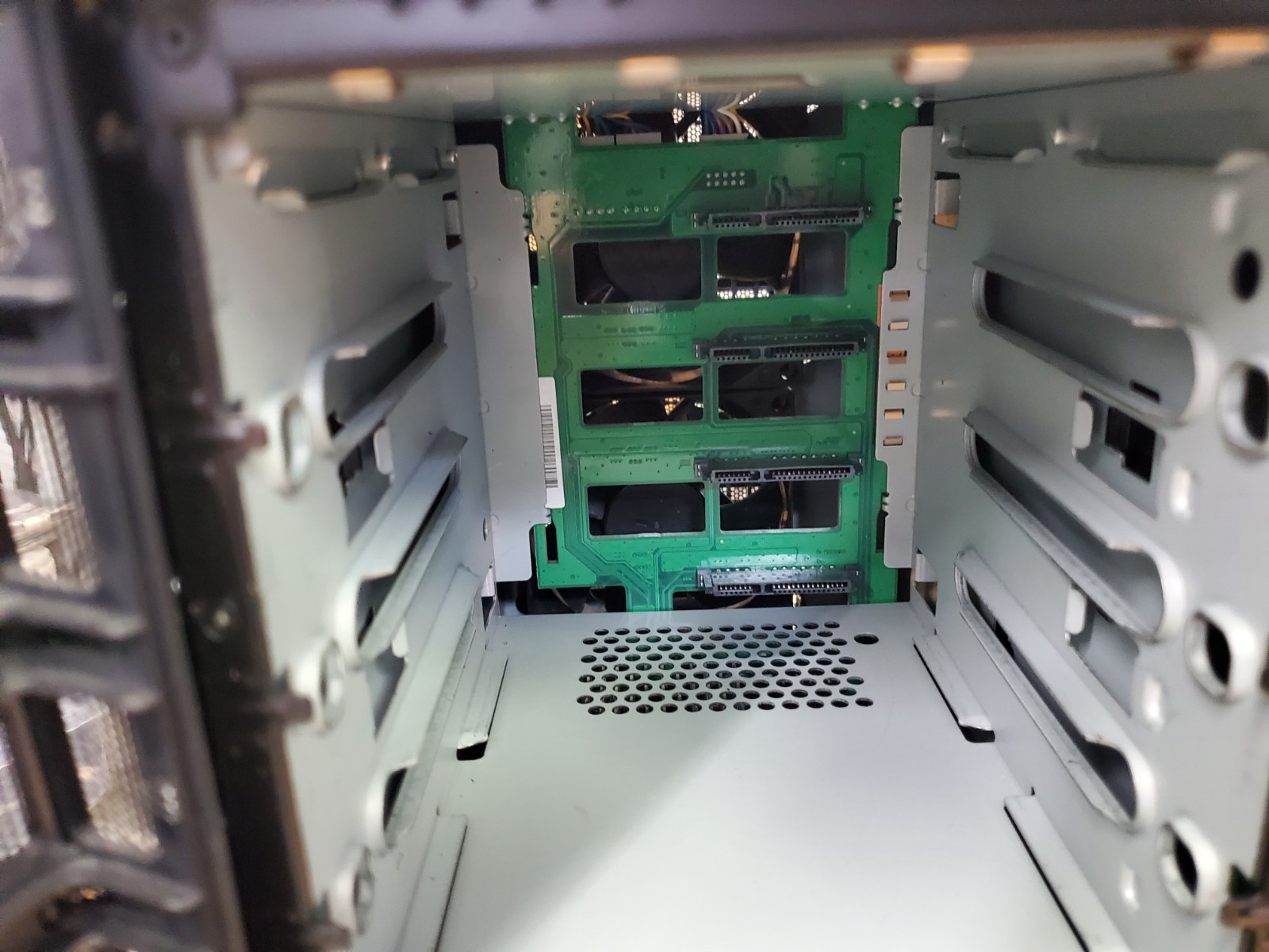 HP EX495 MediaSmart Server No Hard Drives Powers On