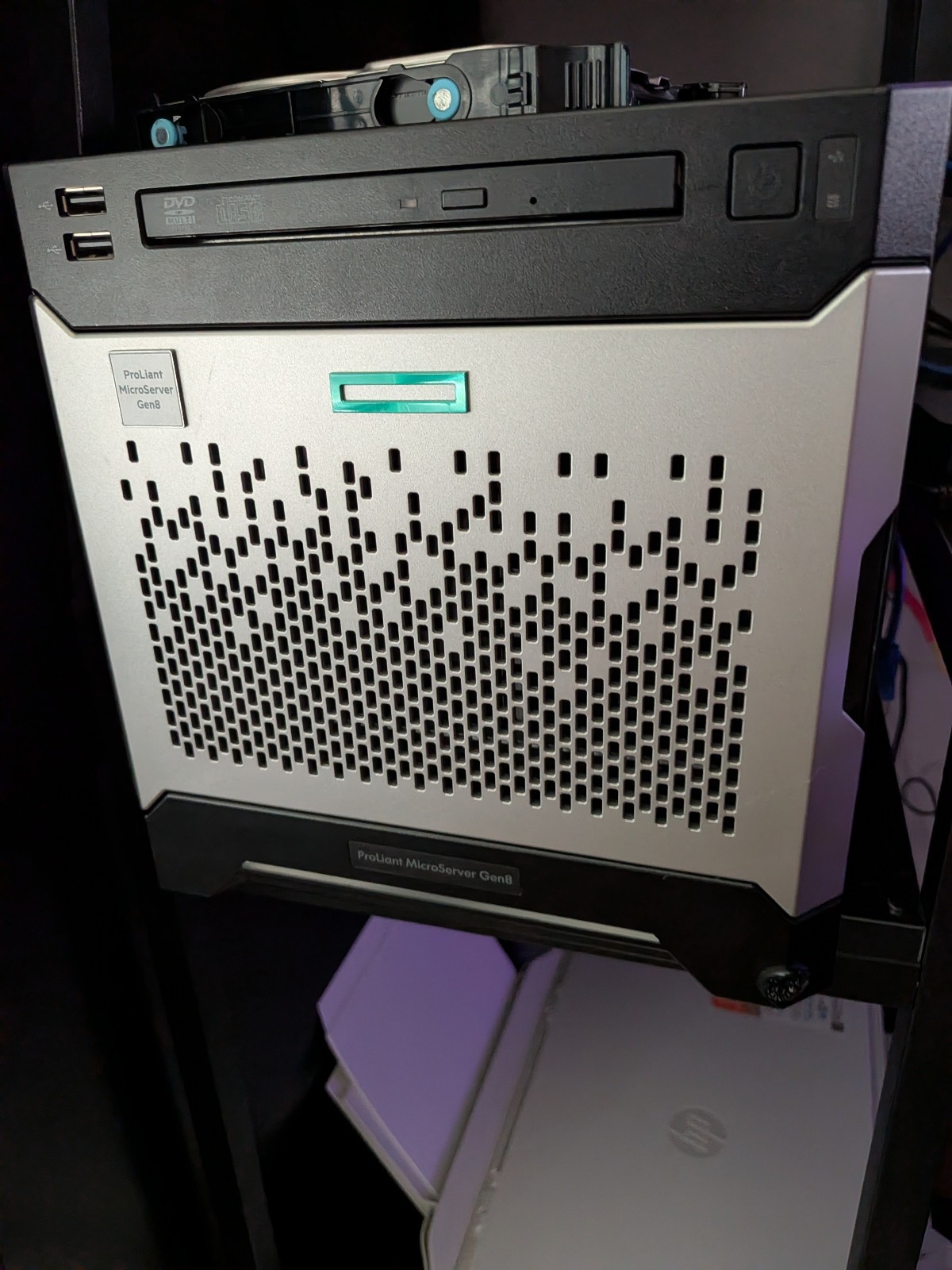 hp Pro-liant microsever gen 8 DDR3 ram used 4 drive bays cable and HDD.