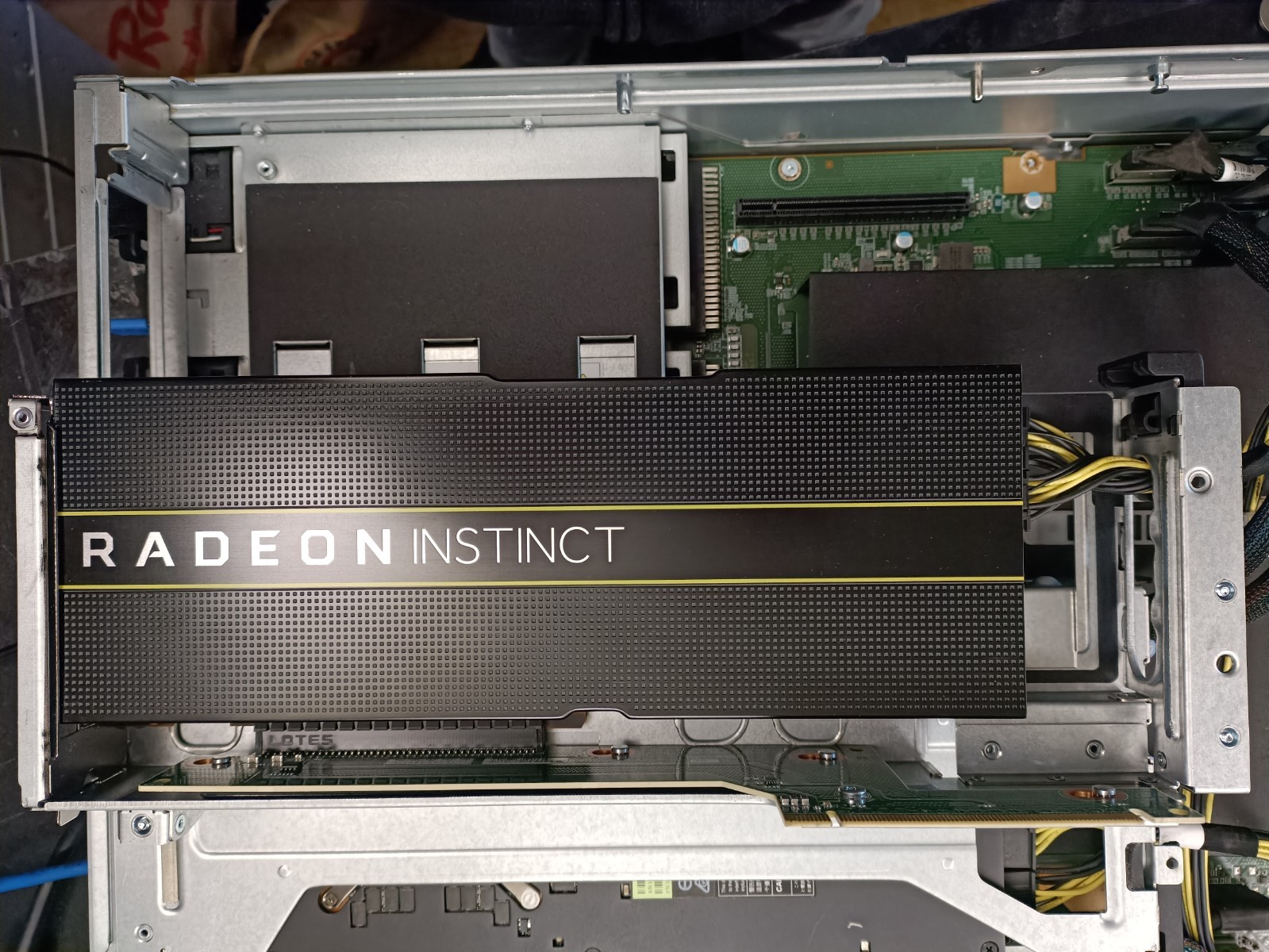 Inventec P4764 2U 4GPU AI Server 256GB (64×4) RAM AMD EPYC 7601 4X Radeon M125