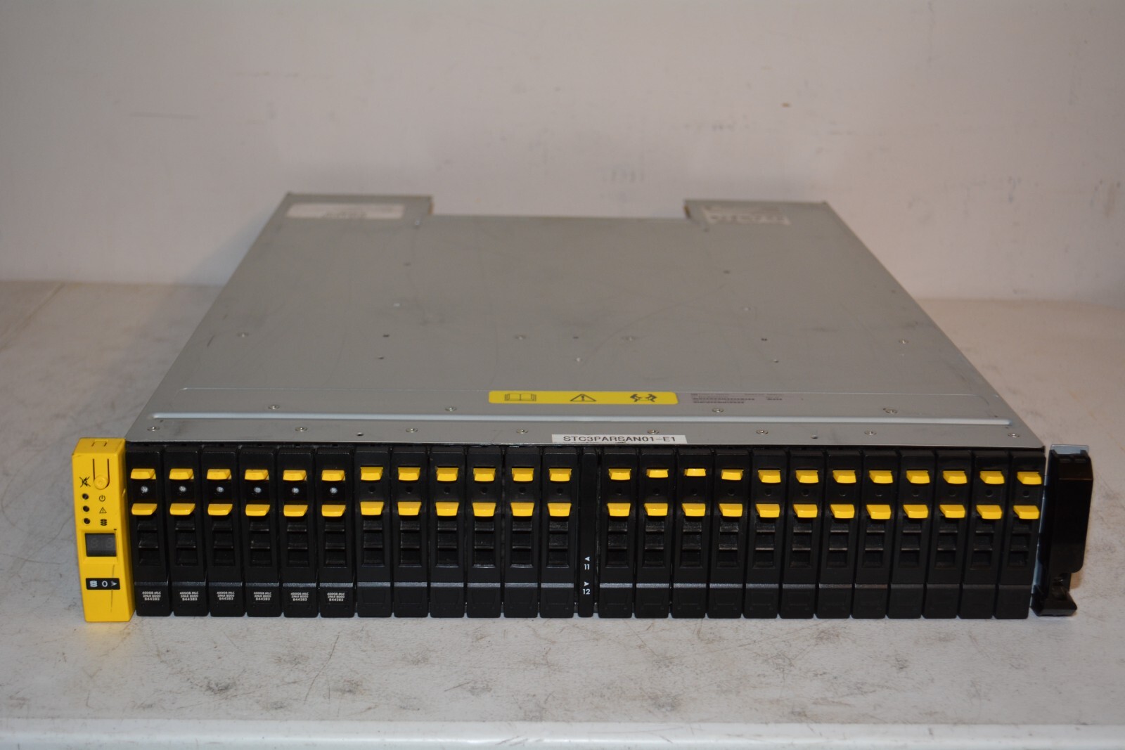 ^ HP (HPE) 3PARA-ST1111 2U 24-Bay 2.5″ SAS Storage Array (No HDs) #W4834