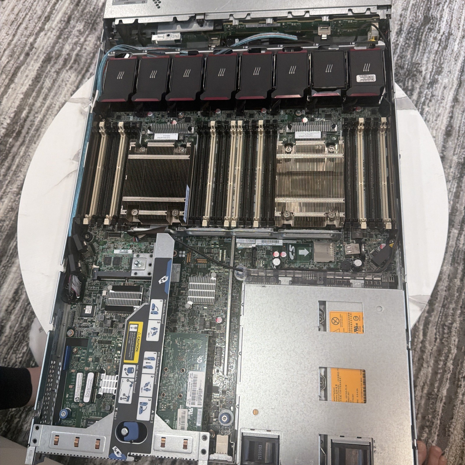 HP ProLiant DL360p Gen8 2x Intel Xeon E5-2609 2.4GHz No RAM NO HDD