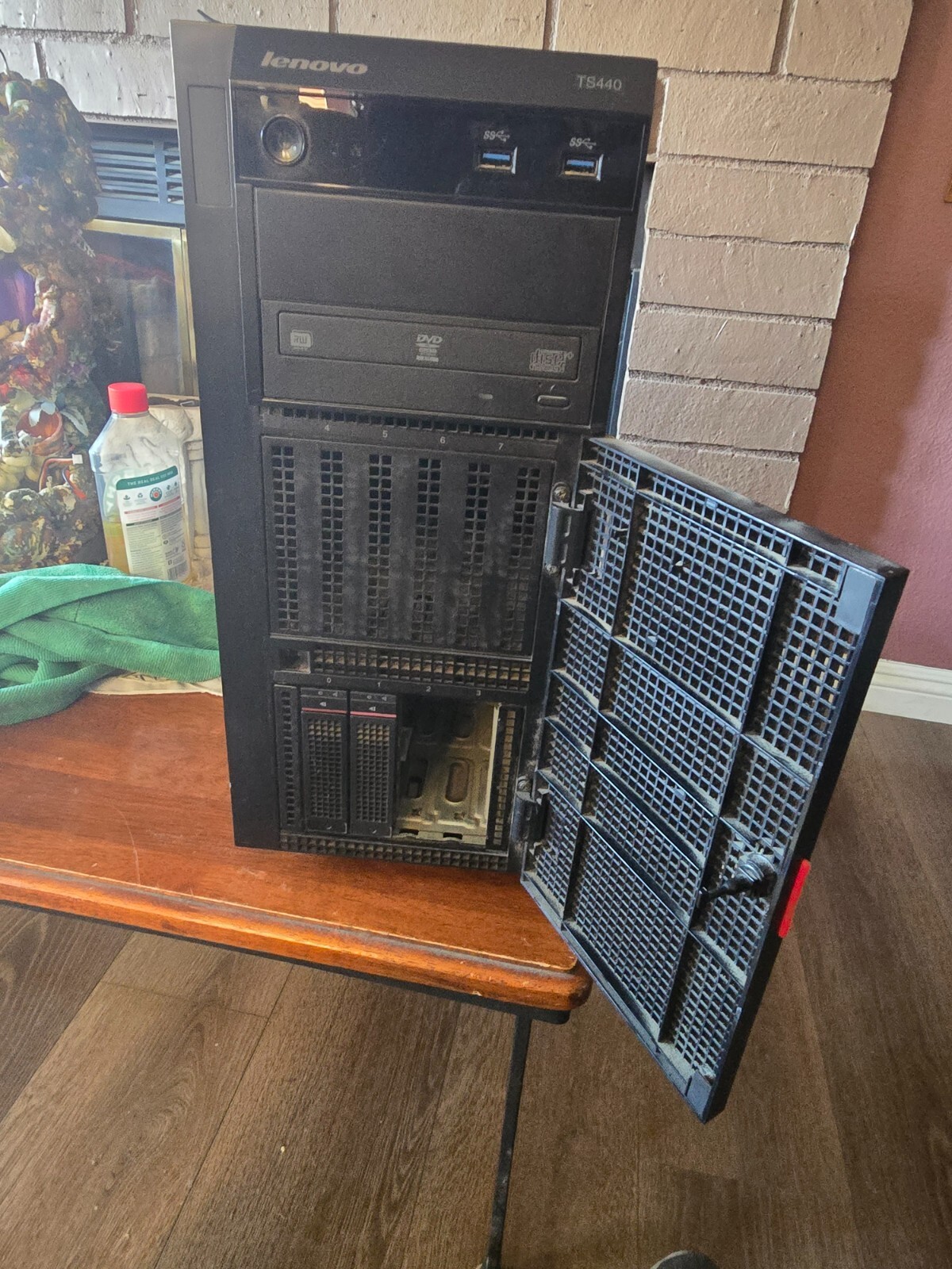 Used Lenovo Thinkpad TS440 server 32 GB Ram, no HDD, 3 3.5″ SATA HDD tray caddy
