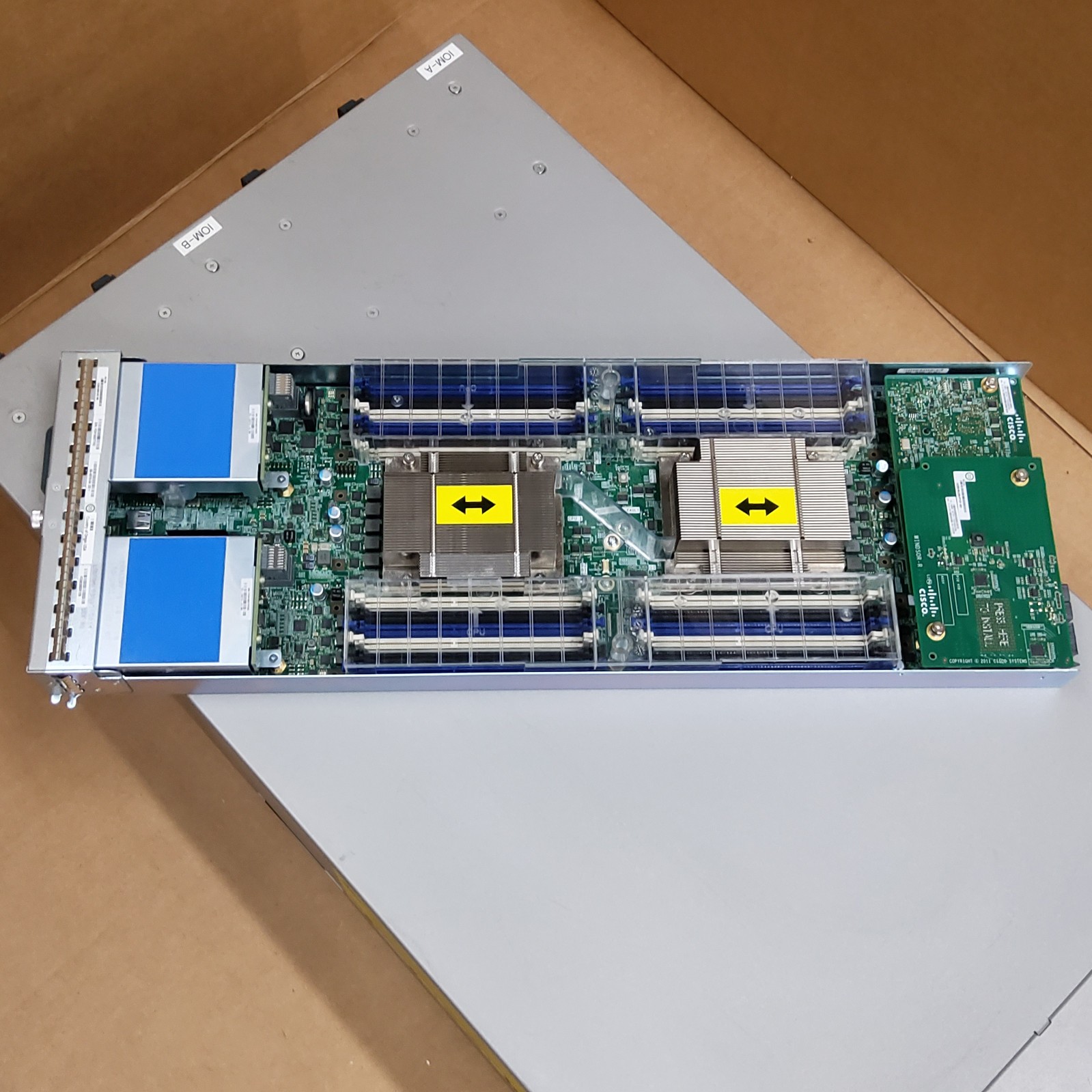 Cisco UCS 5108 Blade Server Chassis 8x UCS-B200-M3 2x UCS 2204 NO CPU NO Memory