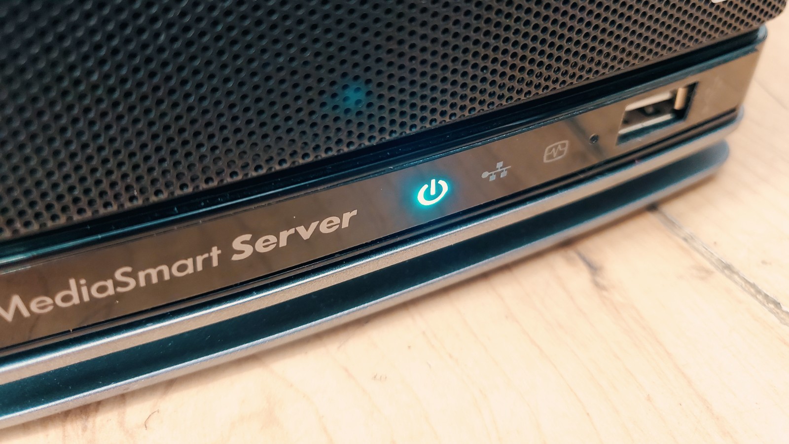 HP EX495 MediaSmart Server No Hard Drives Powers On