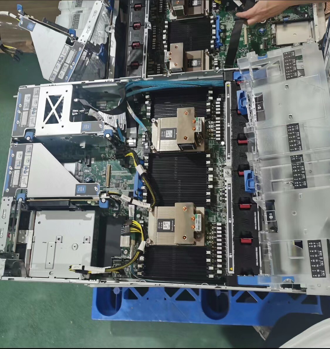 HPE DL385 Gen10 Plus 2U server，2x EPYC 7702 CPU 256GB/512GB 3200MHz RAM P816i-a