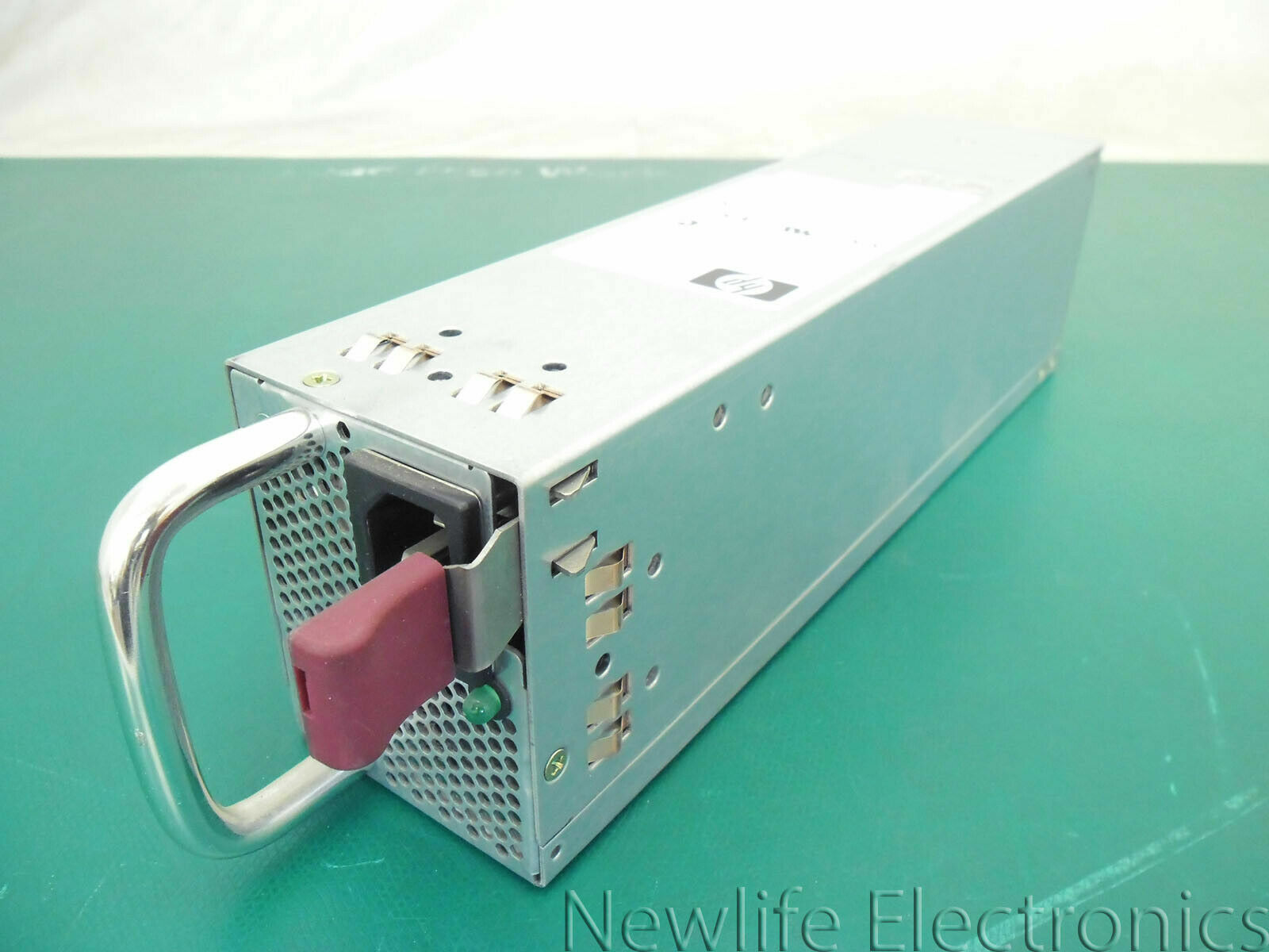 HP 301111-001 ProLiant DL380 G3 Server (2 x 2.8 GHz CPU/1 GB RAM/No Drives)