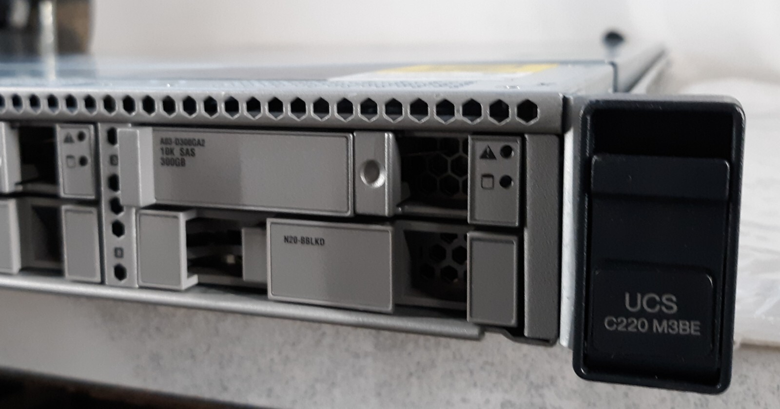 Cisco UCSC-C220-M3SBE Server Intel Xeon E5-2609 NO RAM HDD w/ 2x 650w PSU