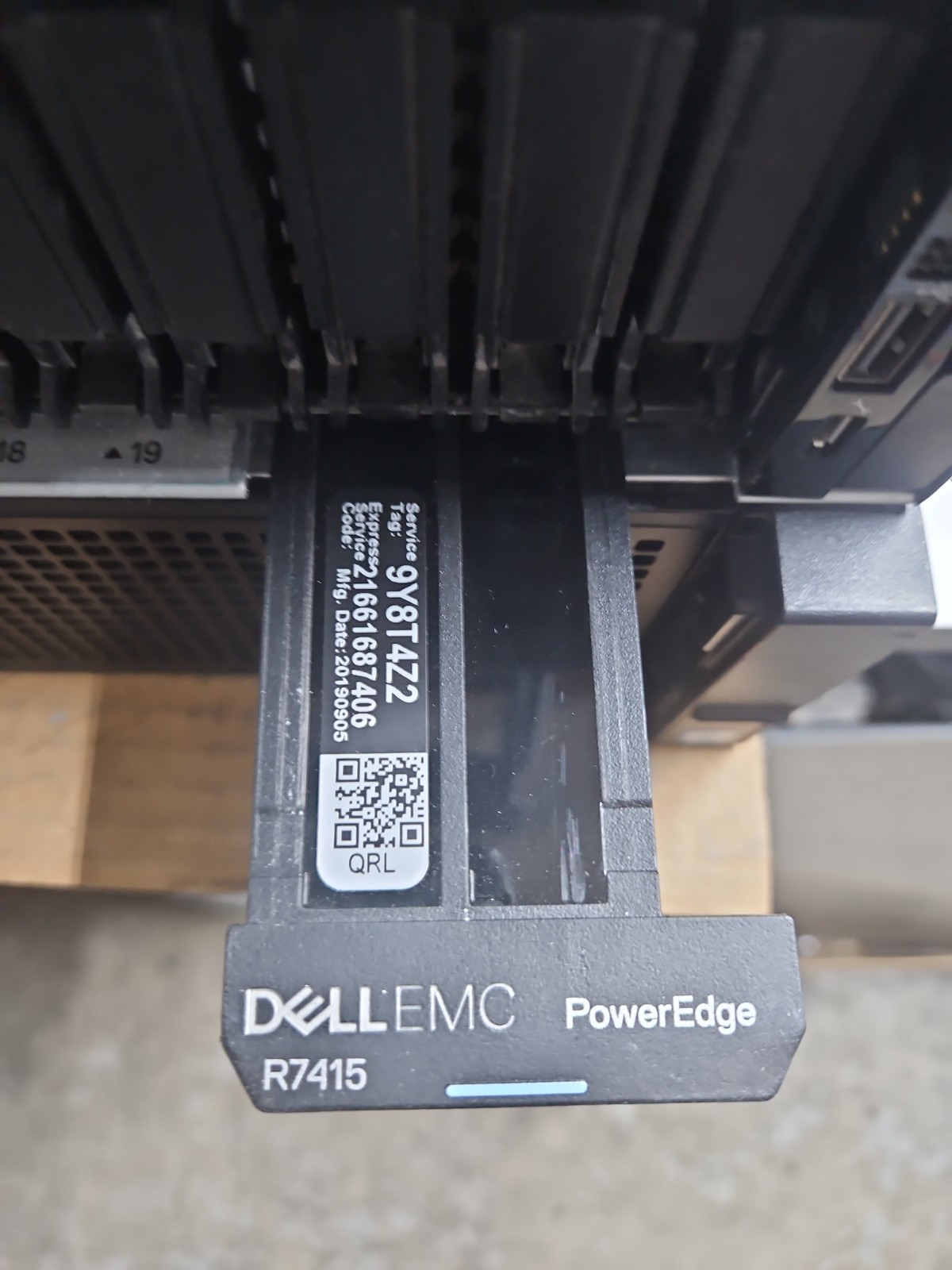 Dell PowerEdge R7415 24 SFF (12x NVMe) AMD EPYC 7281 16C 64GB RAM H740P NO HDD