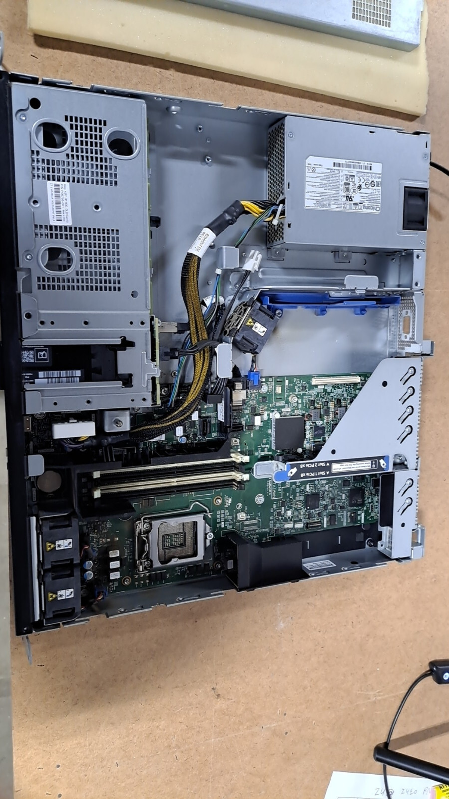 HPE PROLIANT DL20 GEN10 4SFF CTO SERVER E-2224 3.40Ghz 4C 16gb ram 600gb hdd