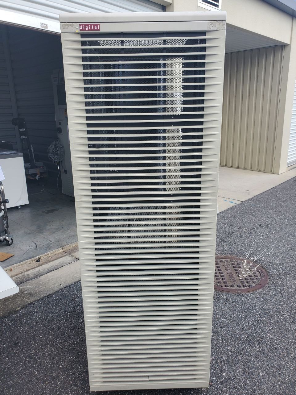 Digital (DEC) AlphaServer 2100 5/250 RM Data Processing Server – Untested 1994