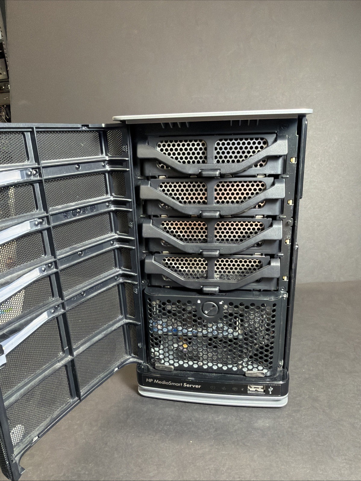 HP EX470 MediaSmart Server – Powers on Properly and No Hard Drive Included
