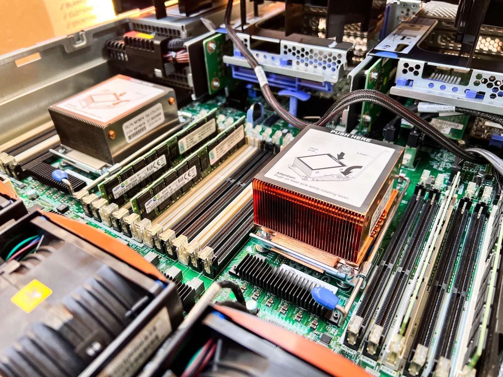 IBM System X3650 M4 | 2x Xeon E5-2643 v2 @3.5GHz 48GB 5x400GB SSD 9x600GB 2xPSU