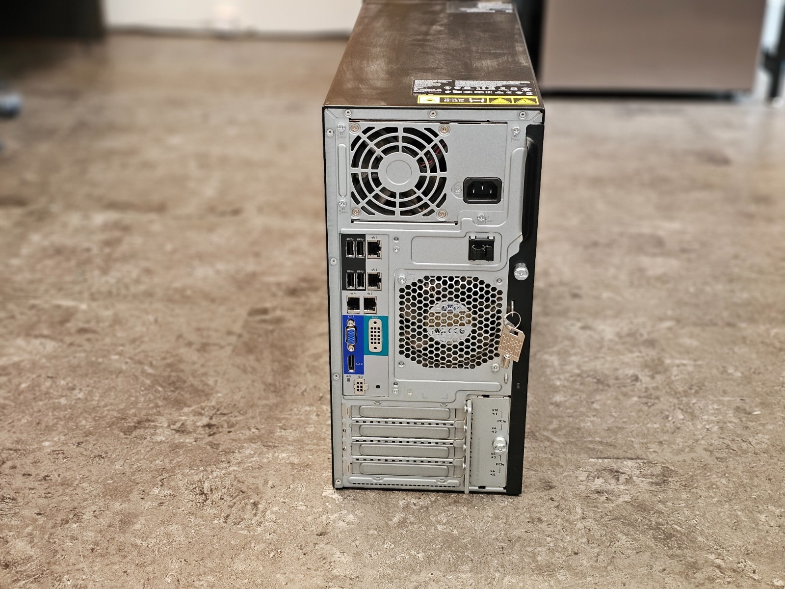 HP HPE ProLiant ML30 Gen11 tower server XEON E-2414 32GB RAM 4x800GB SSD RAID 10