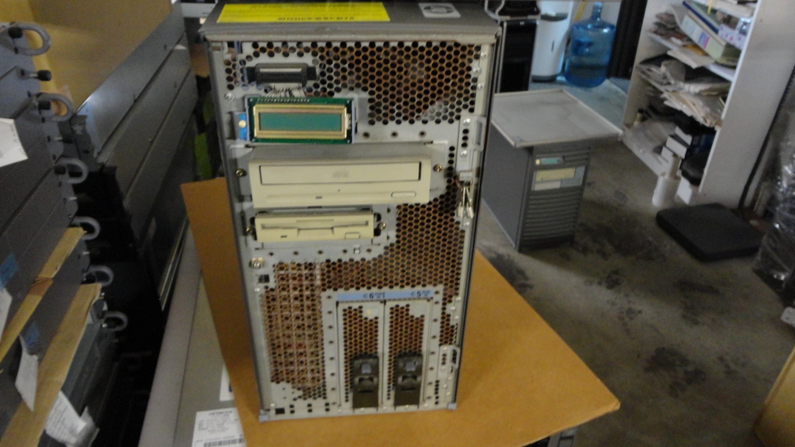 HP VISUALIZE B1000 Workstation 768mb (NoHDD )CD-ROM FX4 DVI PA8500 300Mhz A4985A