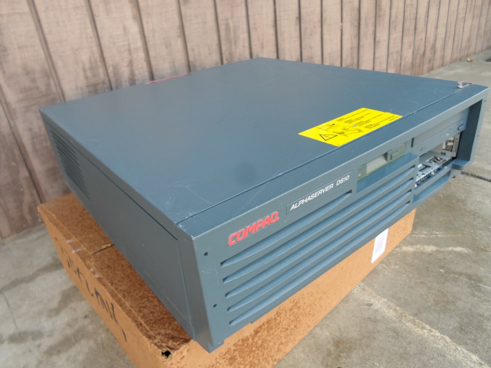 HP Compaq DEC AlphaServer DH-74BAA-AA 1GbMEM Alpha Server DS10 600MHz FDD CDROM