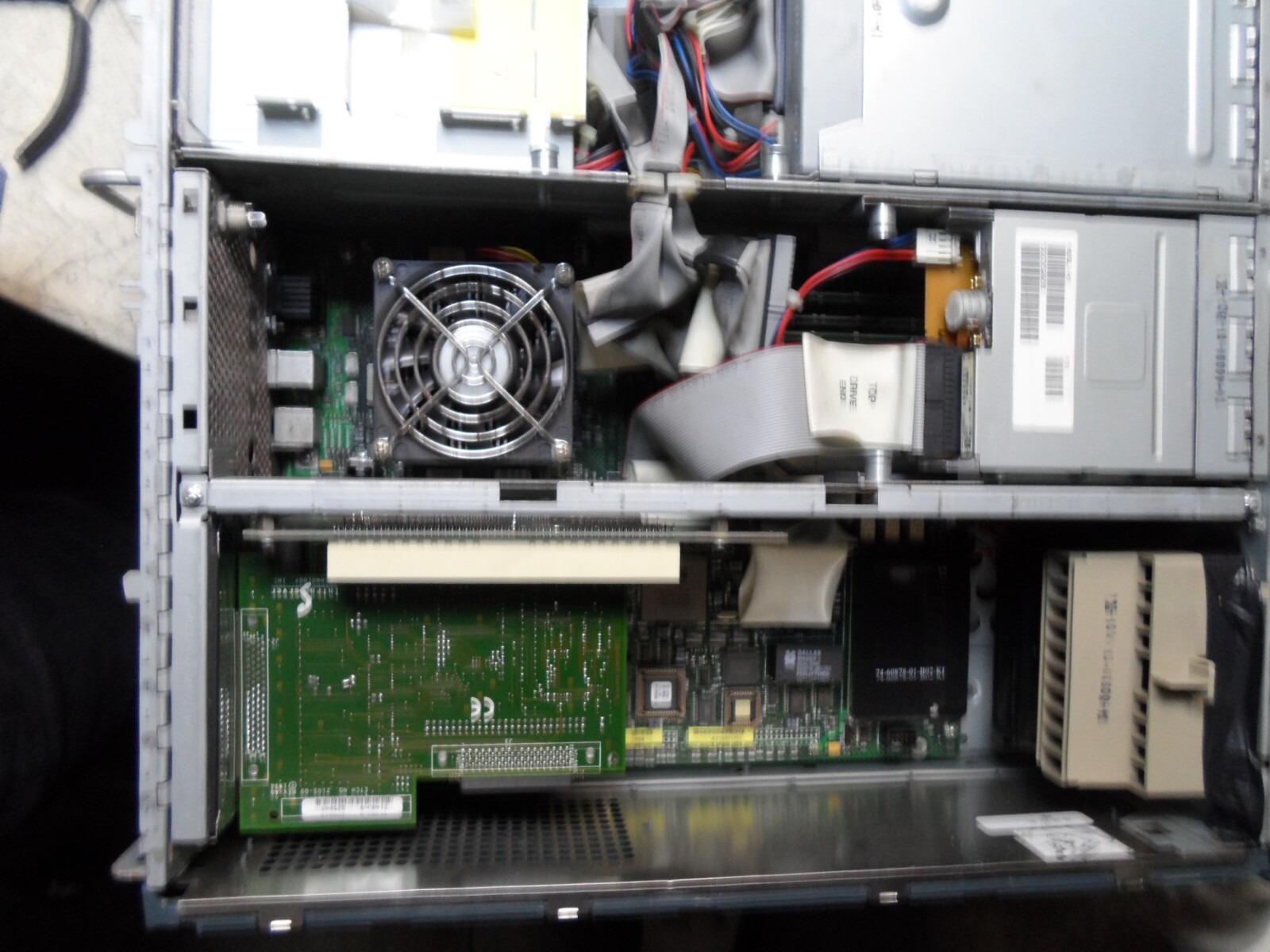 HP Compaq DEC AlphaServer 3X-73BAA-AA Alpha Server DS10 EV67 / 600MHz FDD CDROM