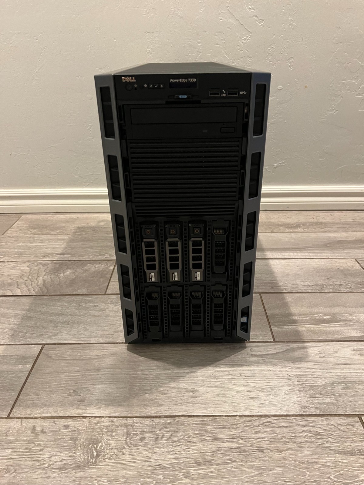 Dell PowerEdge T330 / Intel Xeon E3 1220 v5 3.0G/ 8GB RAM / 3X 300GB SAS / NO OS