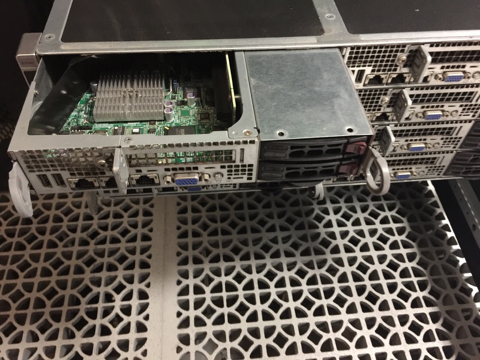 Lot 9 Supermicro F617R2-F73 4U 8x server Dual E5-2660 32GB 2×2.5 Hotplug 2×3.5