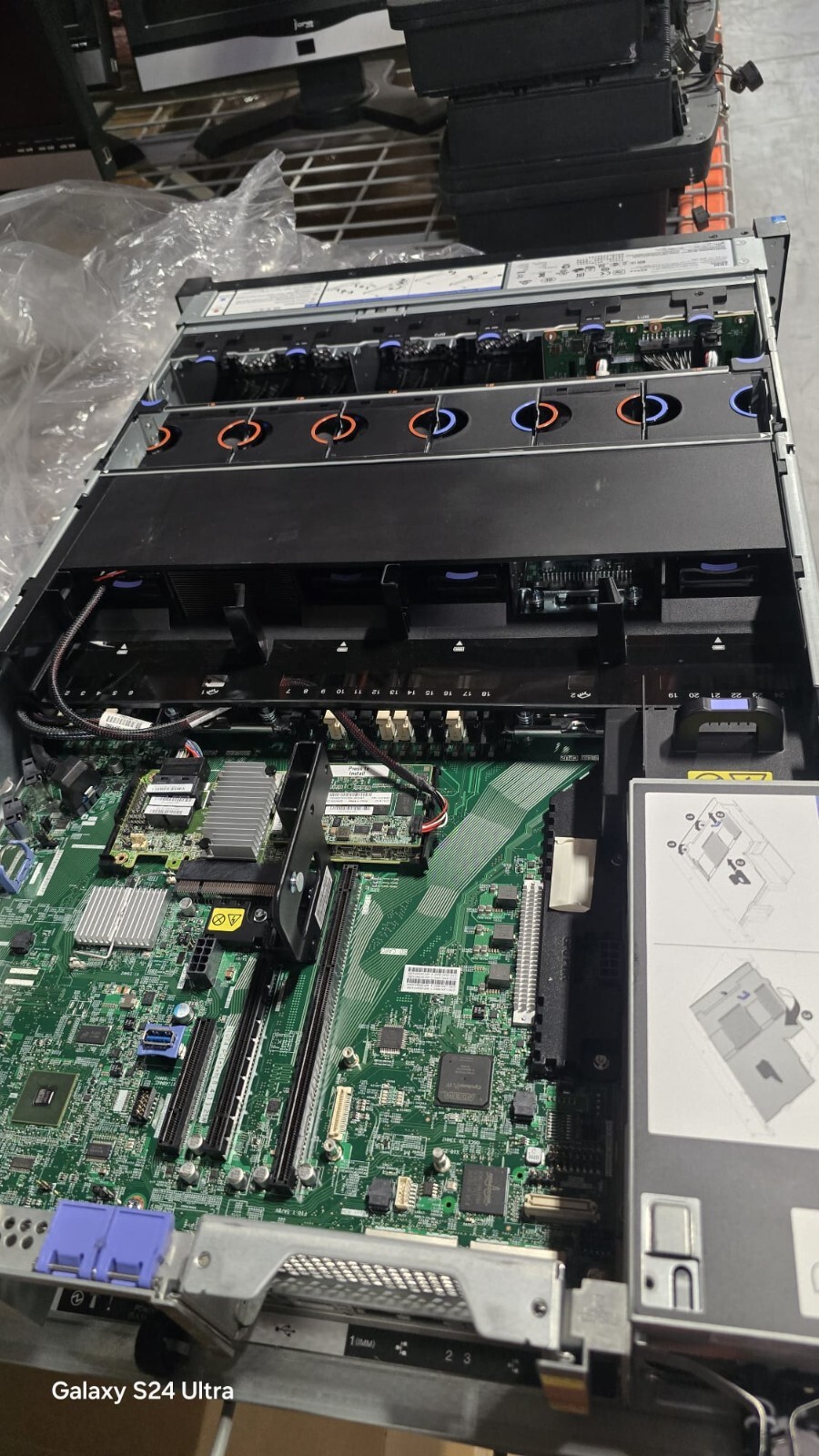 Lenovo System x3650 M5 8 bay SFF 28 Cores 2x E5-2680 v4 2.4GHz 64GB M5210 NO HDD