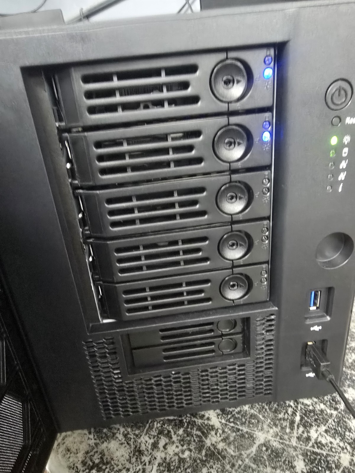 TrueNAS Mini X+ Compact ZFS Storage Server with 5+2 Drive Bays, 32GB RAM, 2x4tb