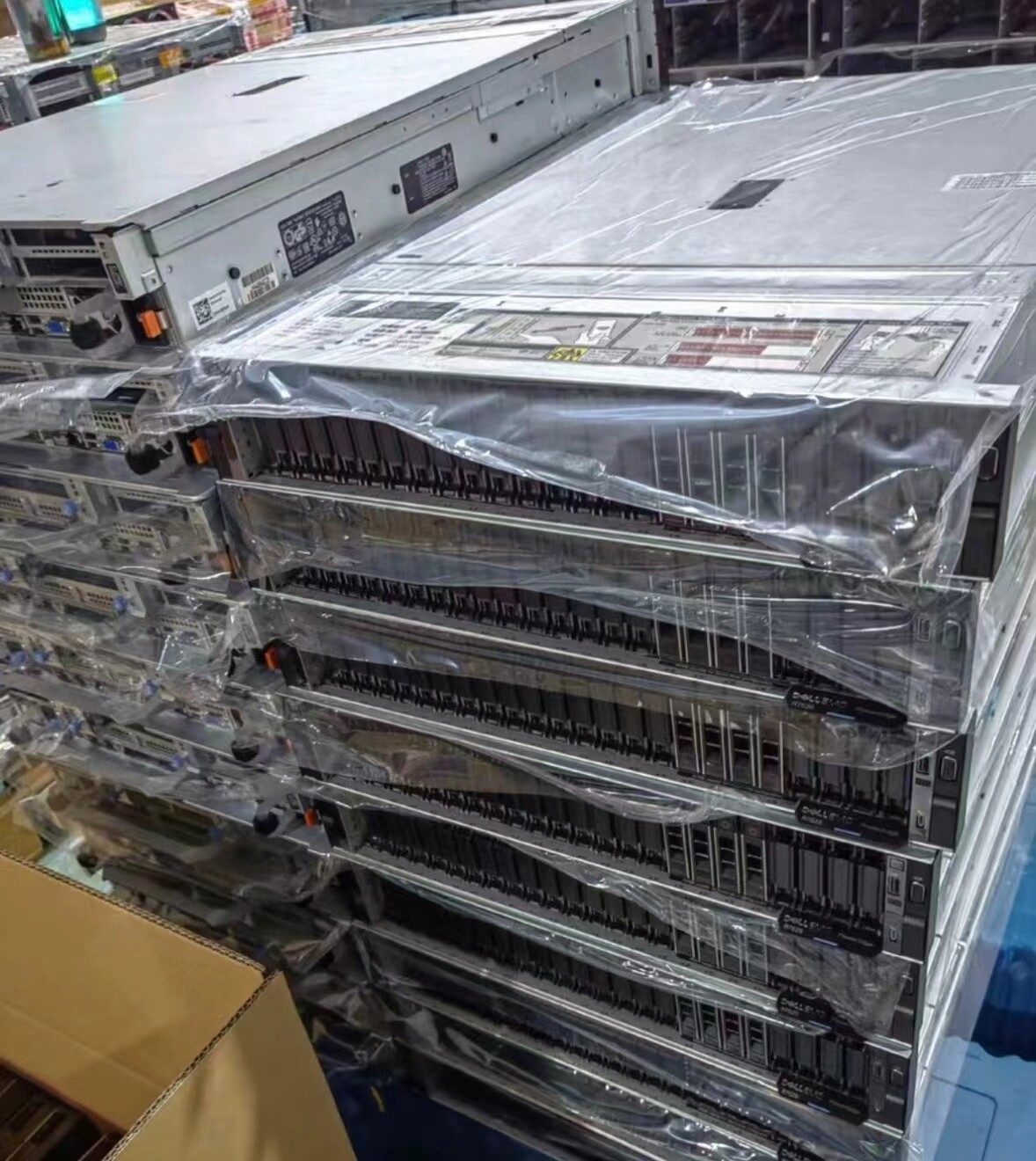 Dell R7525 Server with 8x NVMe + 16x SAS/SATA backplane , 1x H755N RAID card