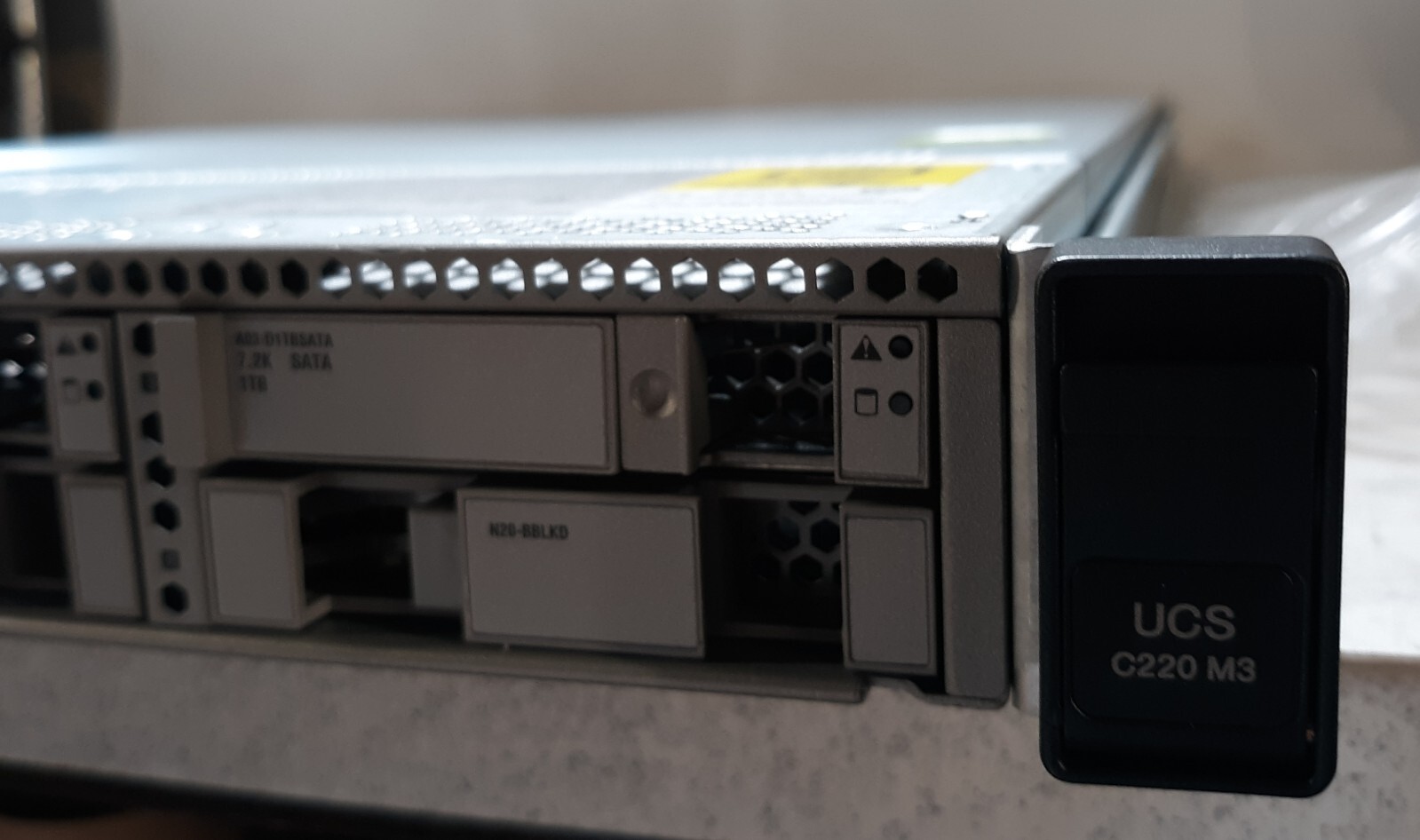 Cisco UCS C220 M3 UCSC-C220-M3S Server Intel Xeon E5-2665 NO RAM HDD w/ 2x 650w