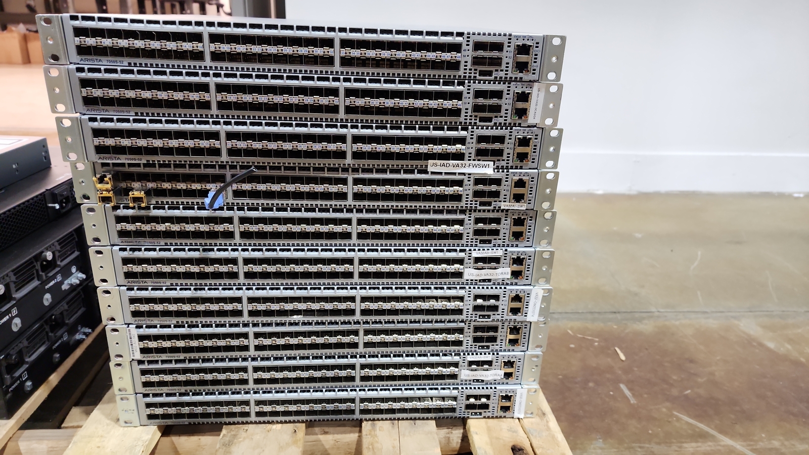 ARISTA 1U 10G SFP+ 52 PORT NETWORK SWITCH DCS-7050S-52-16-CT