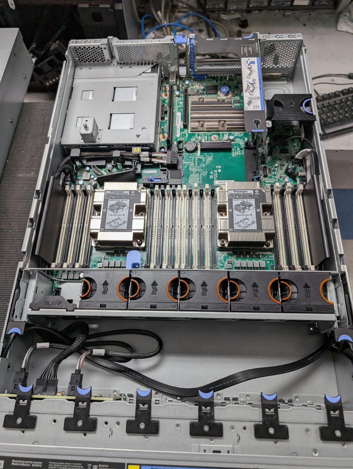 LENOVO SR650 7X06-CT0 0 X 0, 2 X HEAT SINK,2 X 750 POWER, 1 X 8 X 2.5″ BACKPLANE
