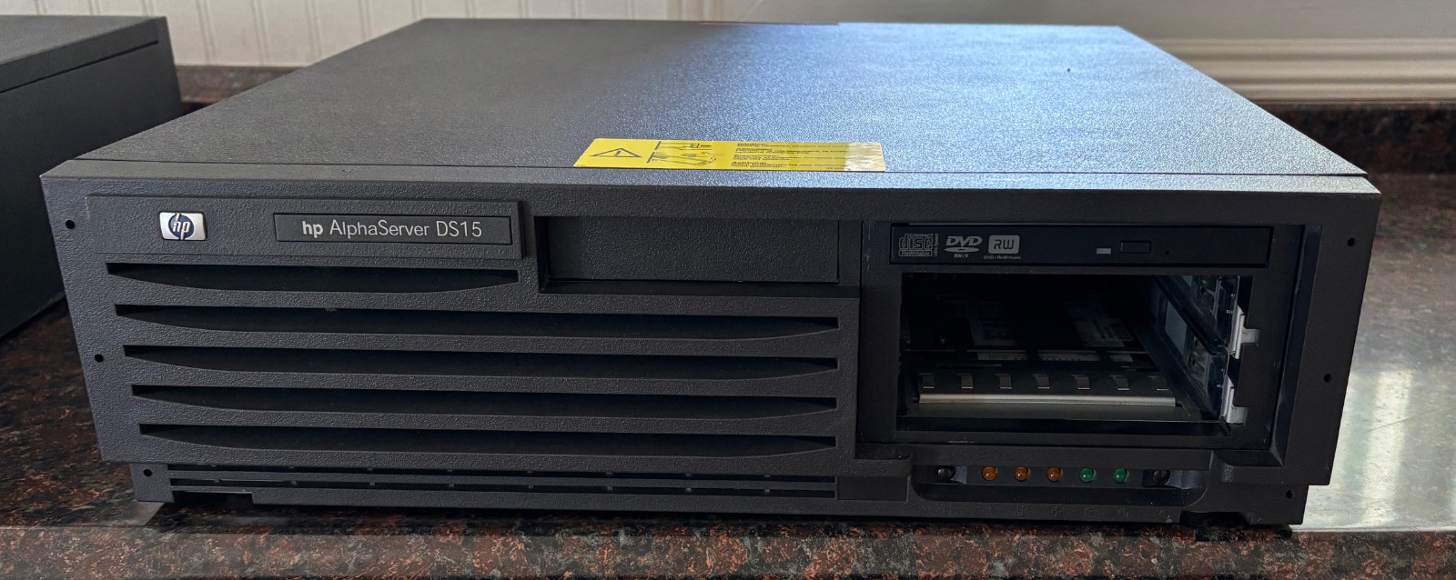 HP AlphaServer DS15 with 1Gb RAM 1GHz DH-75CAA-AA with 2 x ATI Radeon 7500