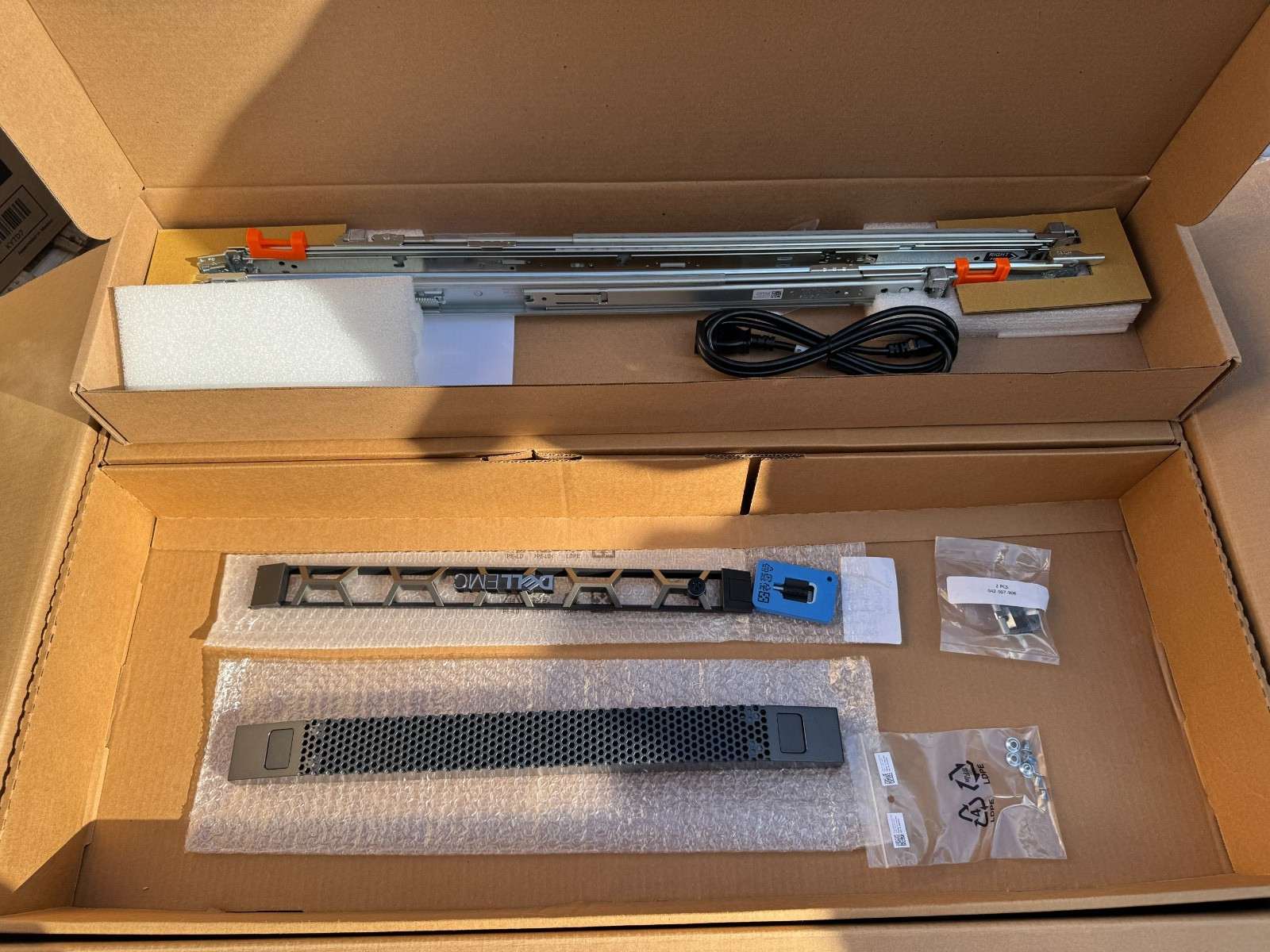 Dell OEM NEW R240 2bay LFF 1x G5420 1x 1TB Rail No Ram NEW in box