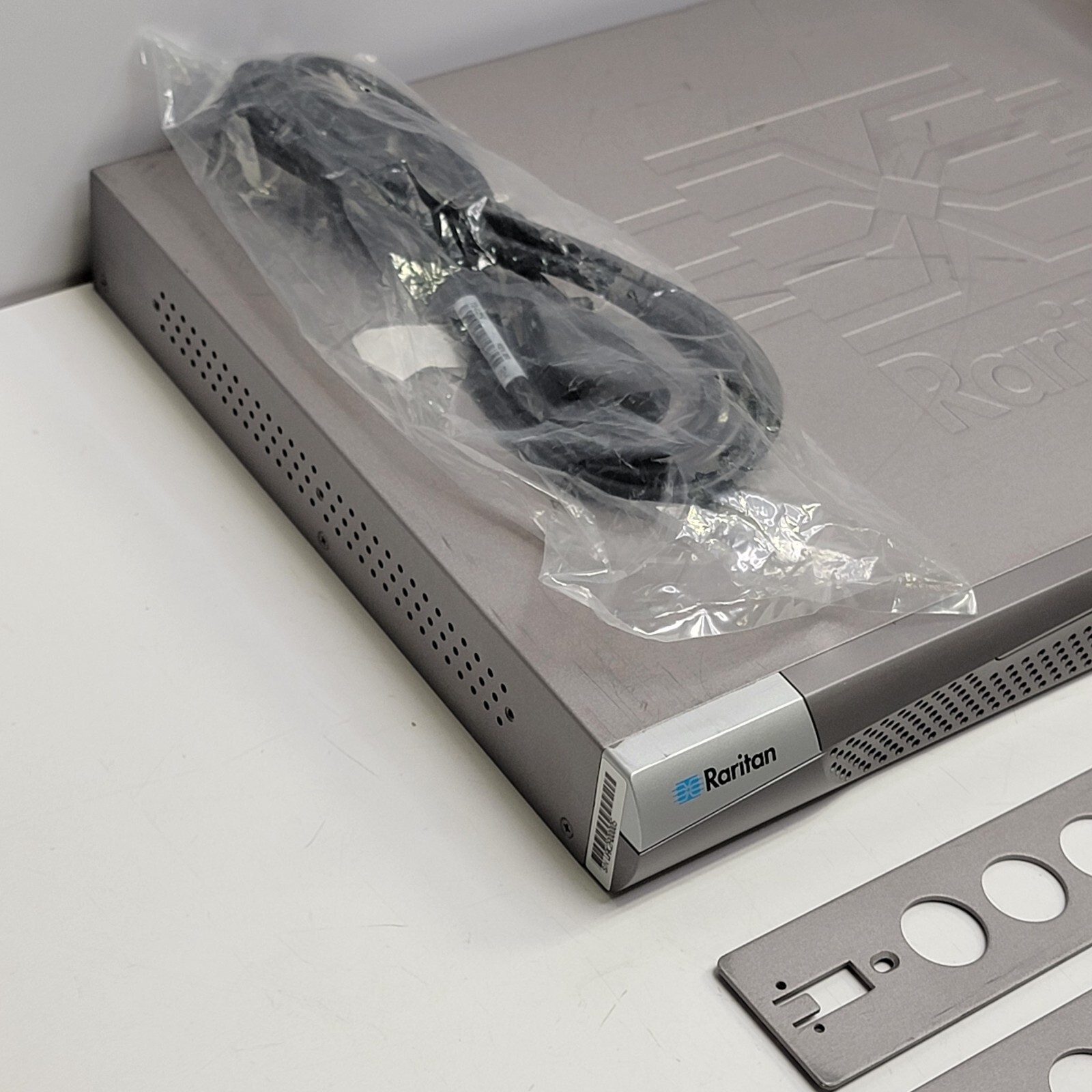 Raritan Dominion SX8 SXA-8 DSXA-8 Ethernet 8-Port IT Network Console Server