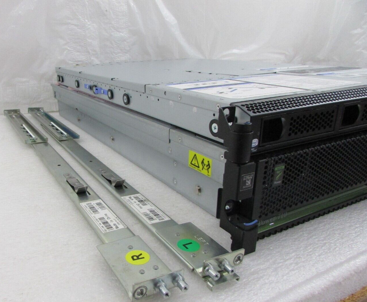IBM Power 710 8231-E1D 3.0GHz 64GB 6x HHD + 7042-CR4 HMC 1GB 250GB Servers