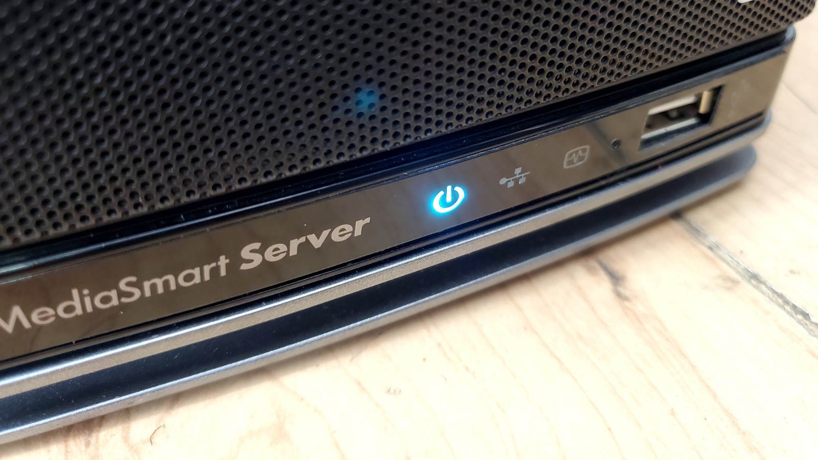 HP EX495 MediaSmart Server No Hard Drives Powers On